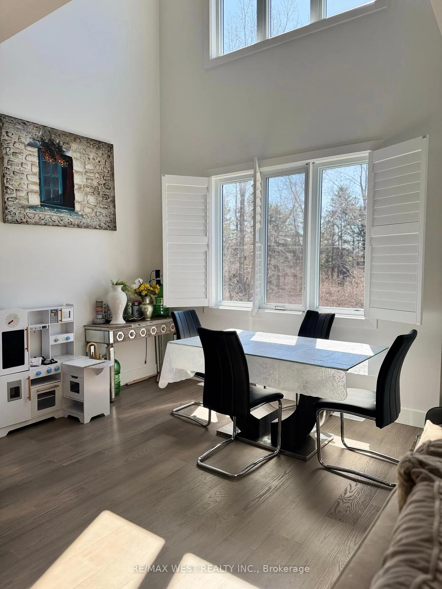 Photo 9 of 203 Merritt Crescent, North Middlesex, Parkhill — HOMEH
