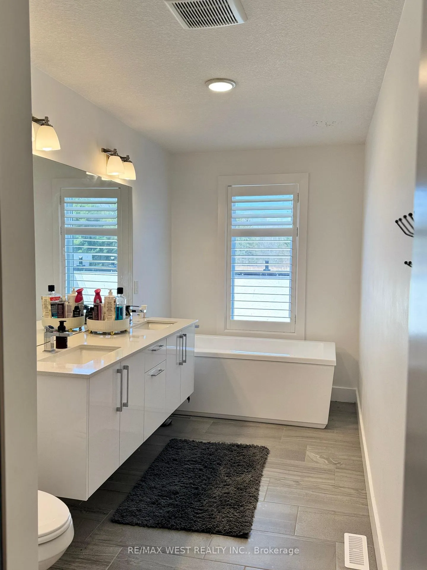 Photo 17 of 203 Merritt Crescent, North Middlesex, Parkhill — HOMEH