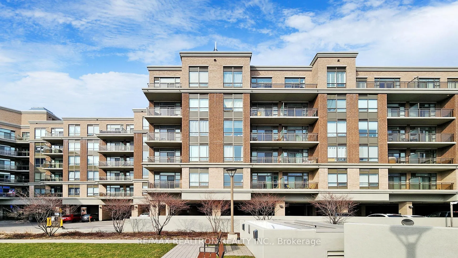 Photo 4 of Unit 628, 540 Bur Oak Ave, Markham, Berczy — HOMEH