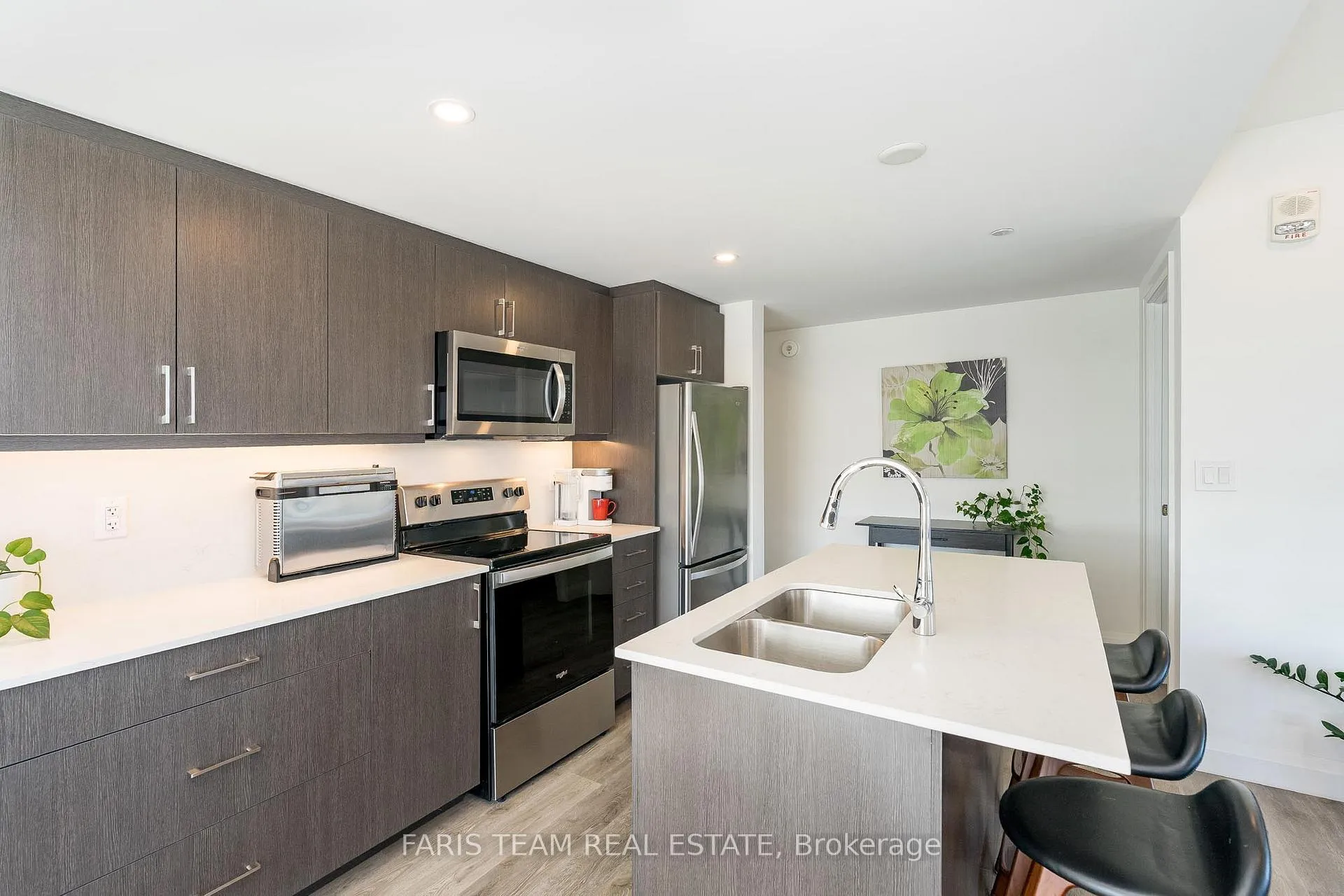 Photo 8 of Unit 812, 58 Lakeside Terrace, Barrie, Little Lake — HOMEH