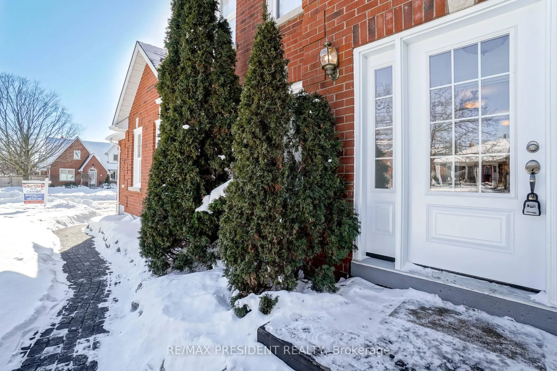 Photo 4 of 2 White Cliffe Drive, Clarington, Courtice — HOMEH