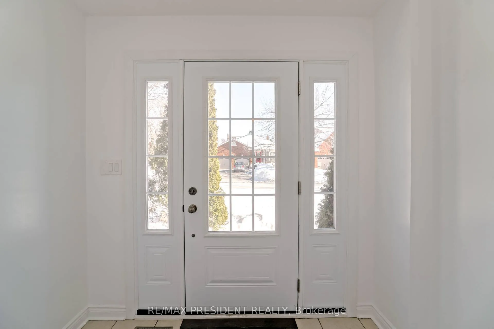 Photo 5 of 2 White Cliffe Drive, Clarington, Courtice — HOMEH