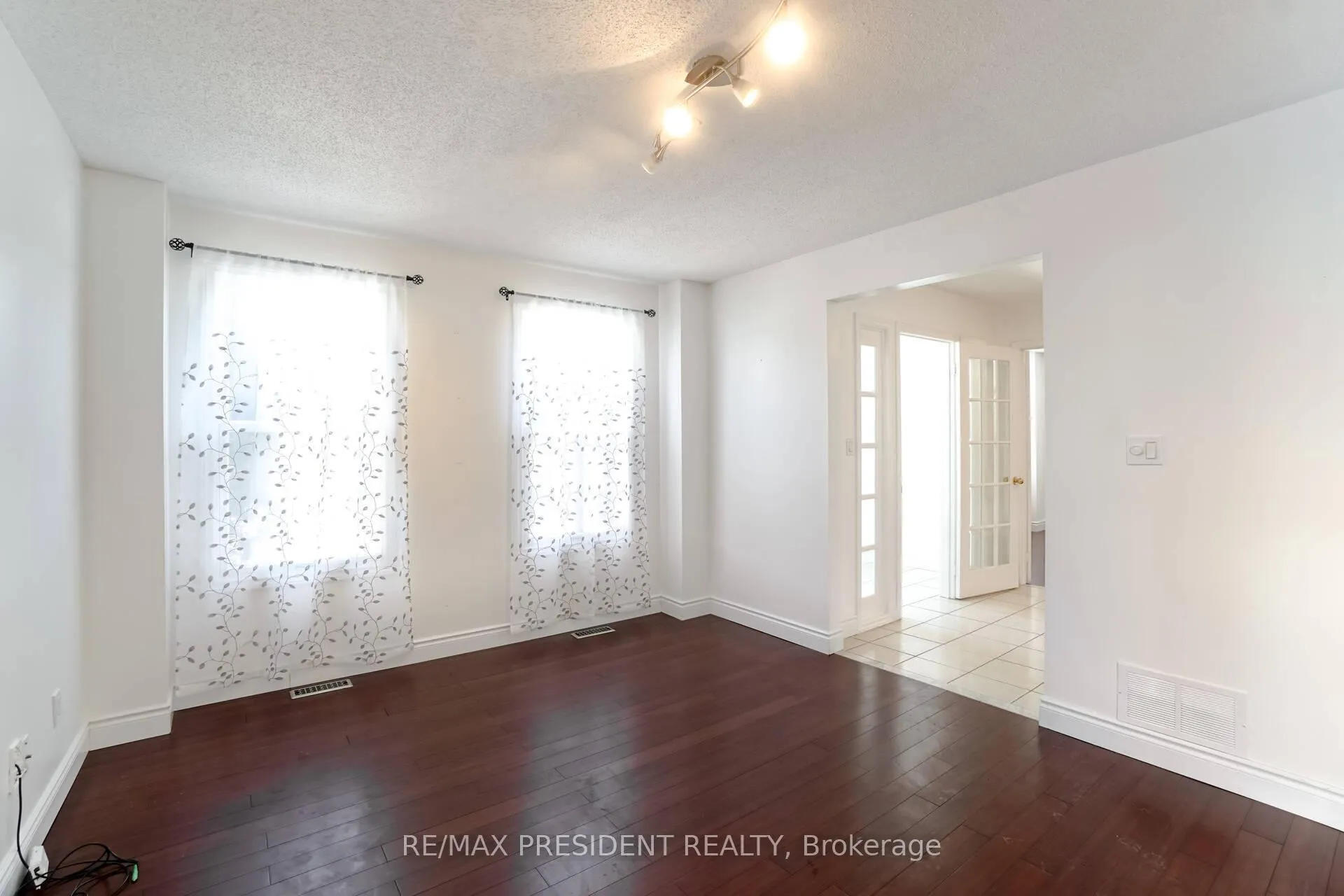 Photo 6 of 2 White Cliffe Drive, Clarington, Courtice — HOMEH