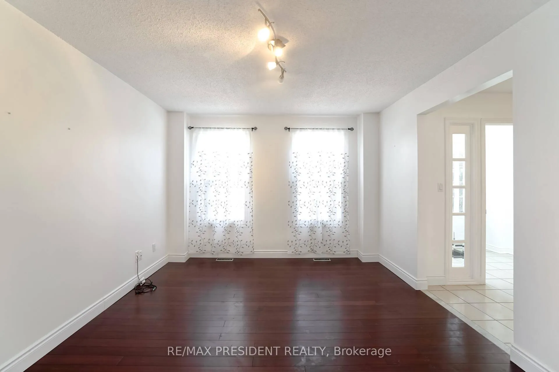 Photo 7 of 2 White Cliffe Drive, Clarington, Courtice — HOMEH