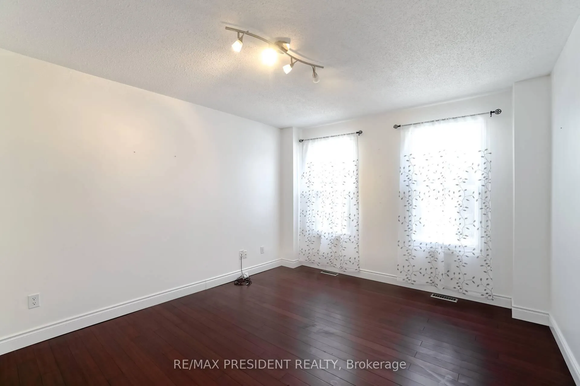 Photo 8 of 2 White Cliffe Drive, Clarington, Courtice — HOMEH