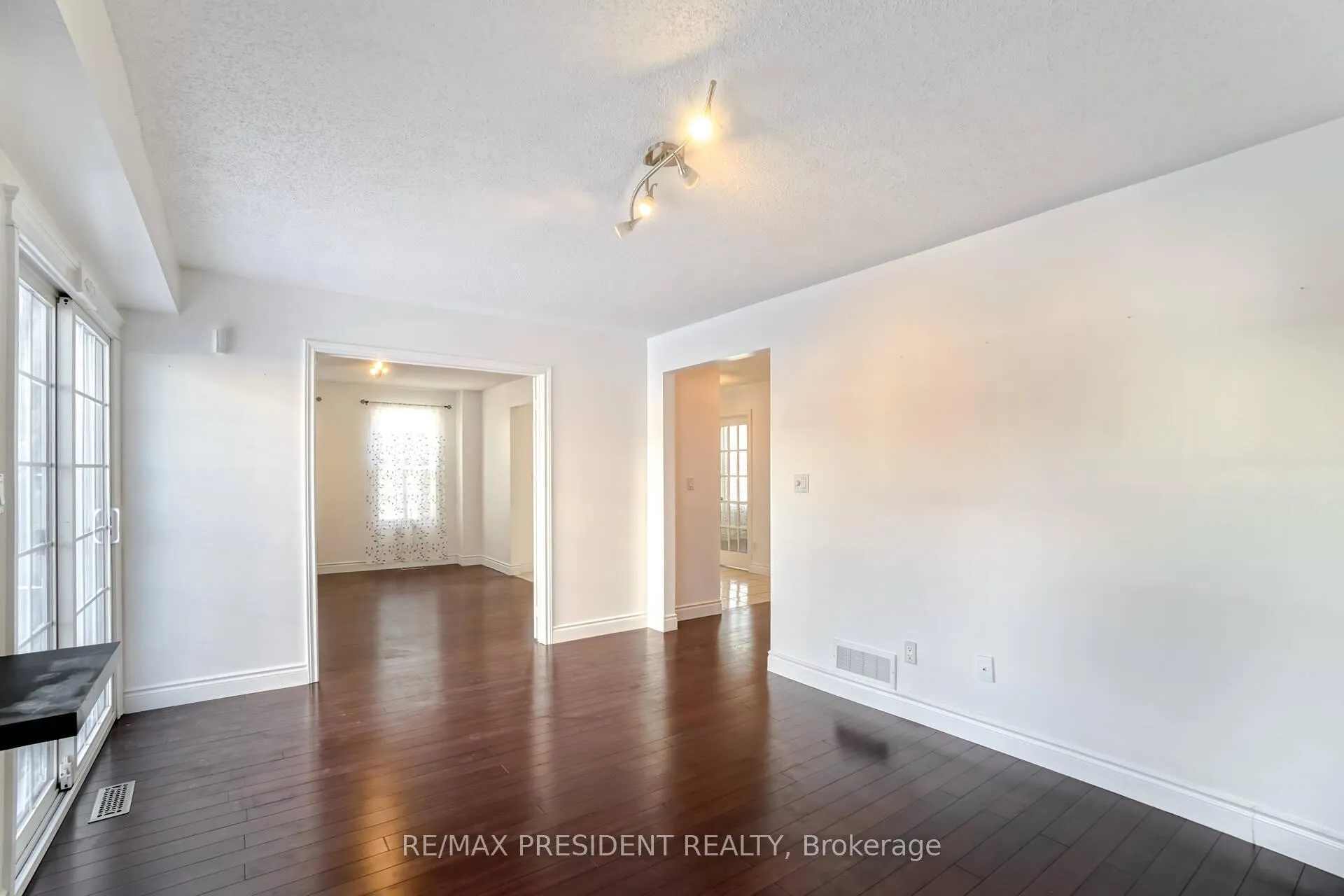 Photo 10 of 2 White Cliffe Drive, Clarington, Courtice — HOMEH