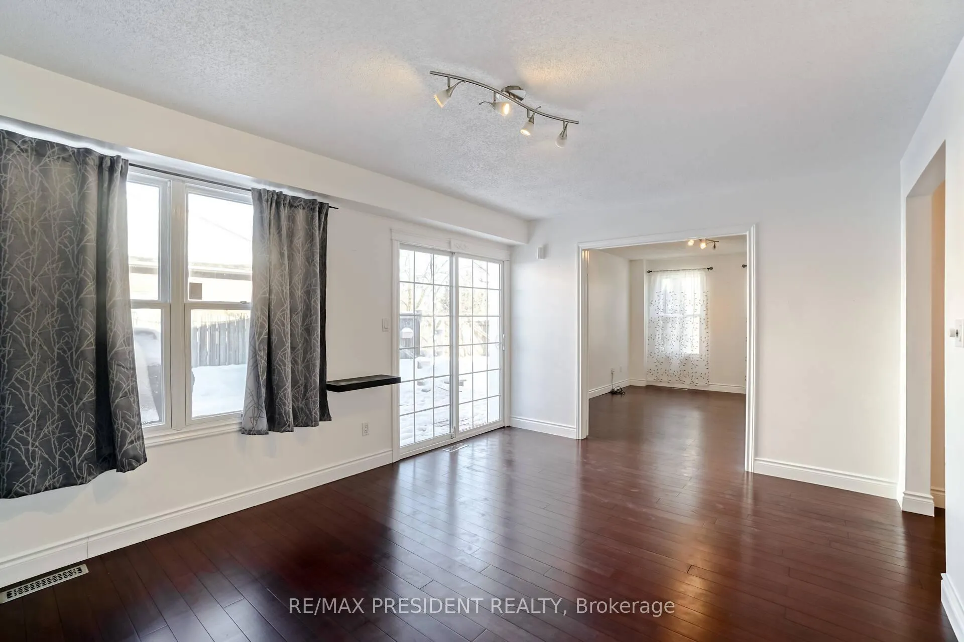 Photo 11 of 2 White Cliffe Drive, Clarington, Courtice — HOMEH