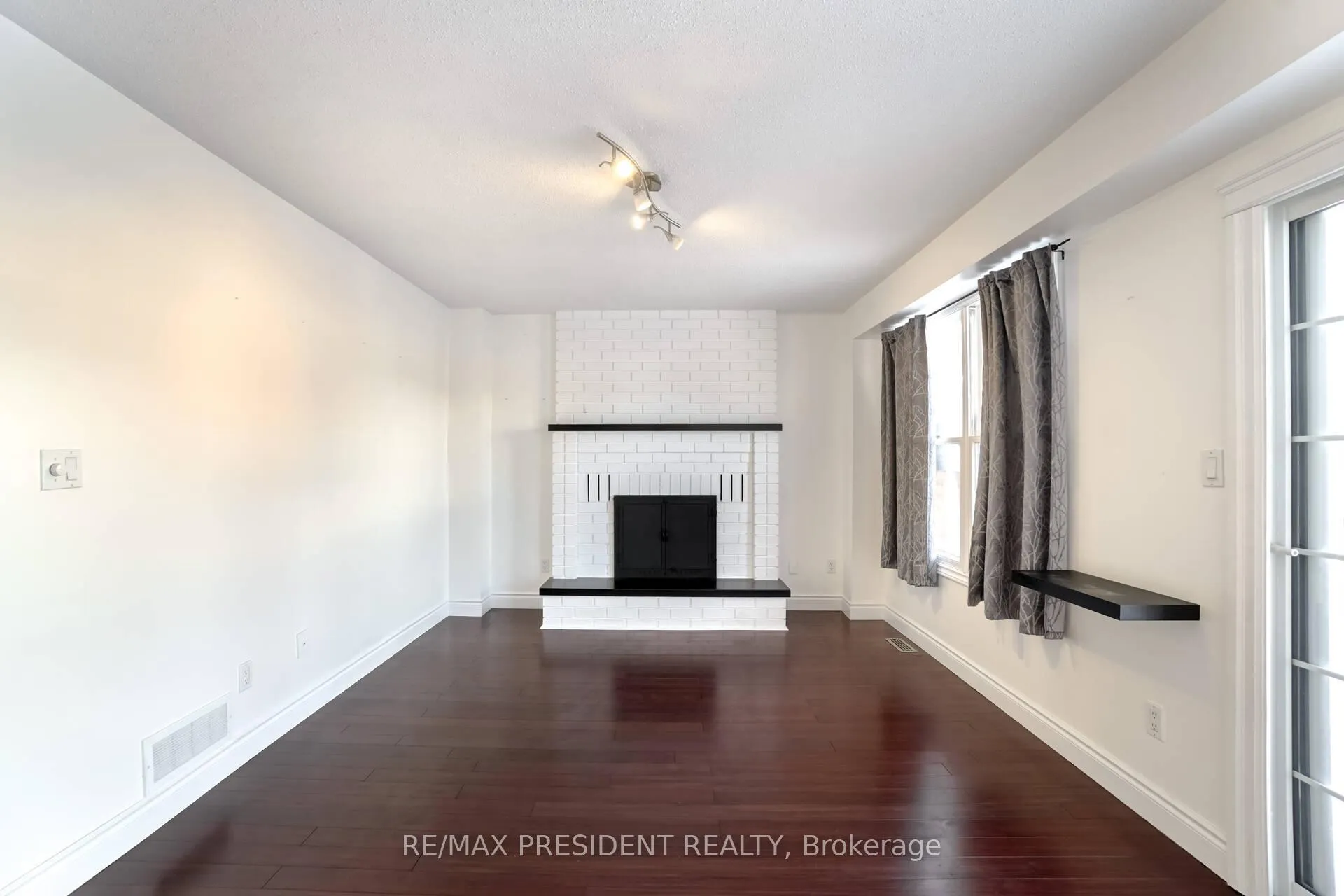 Photo 12 of 2 White Cliffe Drive, Clarington, Courtice — HOMEH