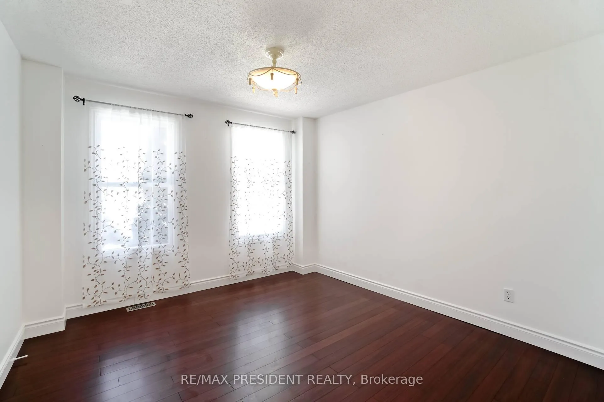 Photo 16 of 2 White Cliffe Drive, Clarington, Courtice — HOMEH