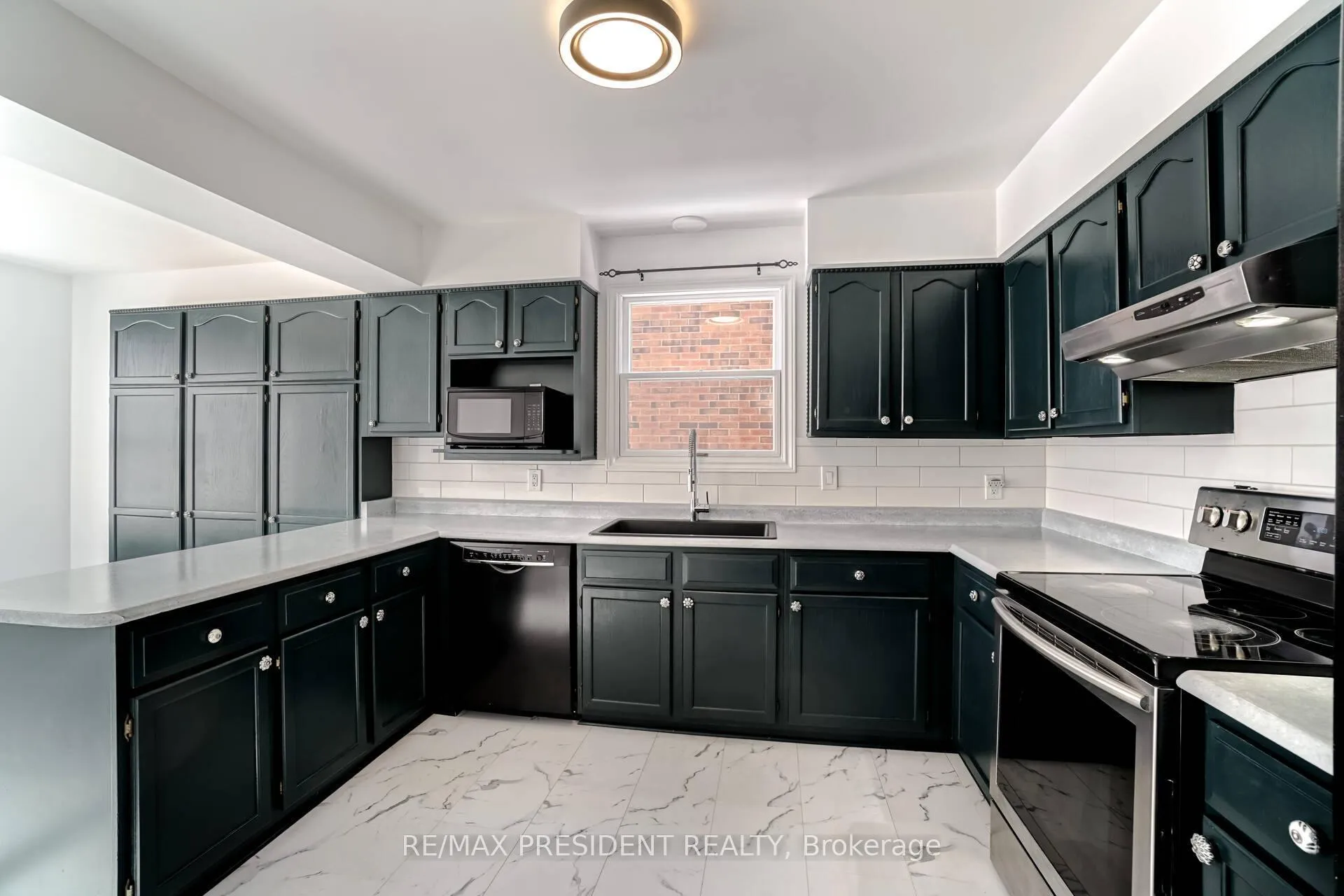 Photo 19 of 2 White Cliffe Drive, Clarington, Courtice — HOMEH
