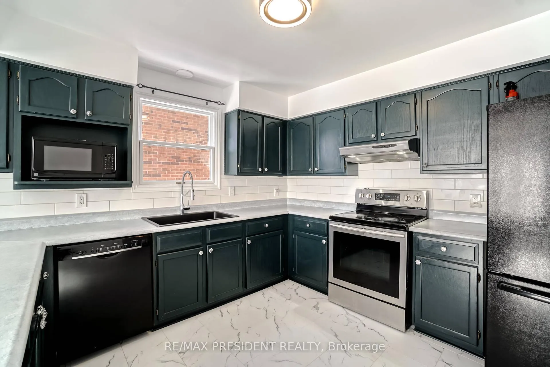 Photo 20 of 2 White Cliffe Drive, Clarington, Courtice — HOMEH