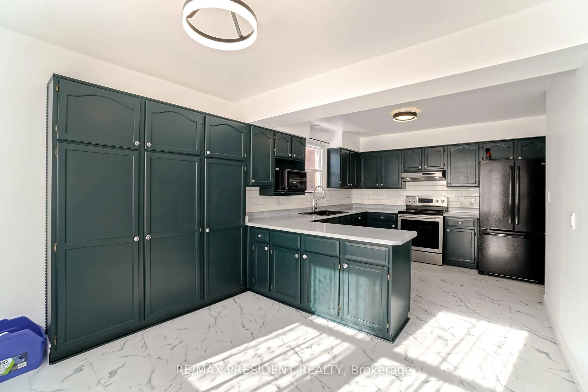Photo 23 of 2 White Cliffe Drive, Clarington, Courtice — HOMEH