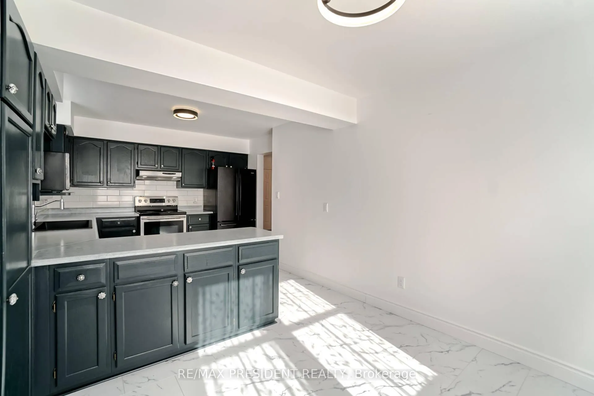 Photo 25 of 2 White Cliffe Drive, Clarington, Courtice — HOMEH