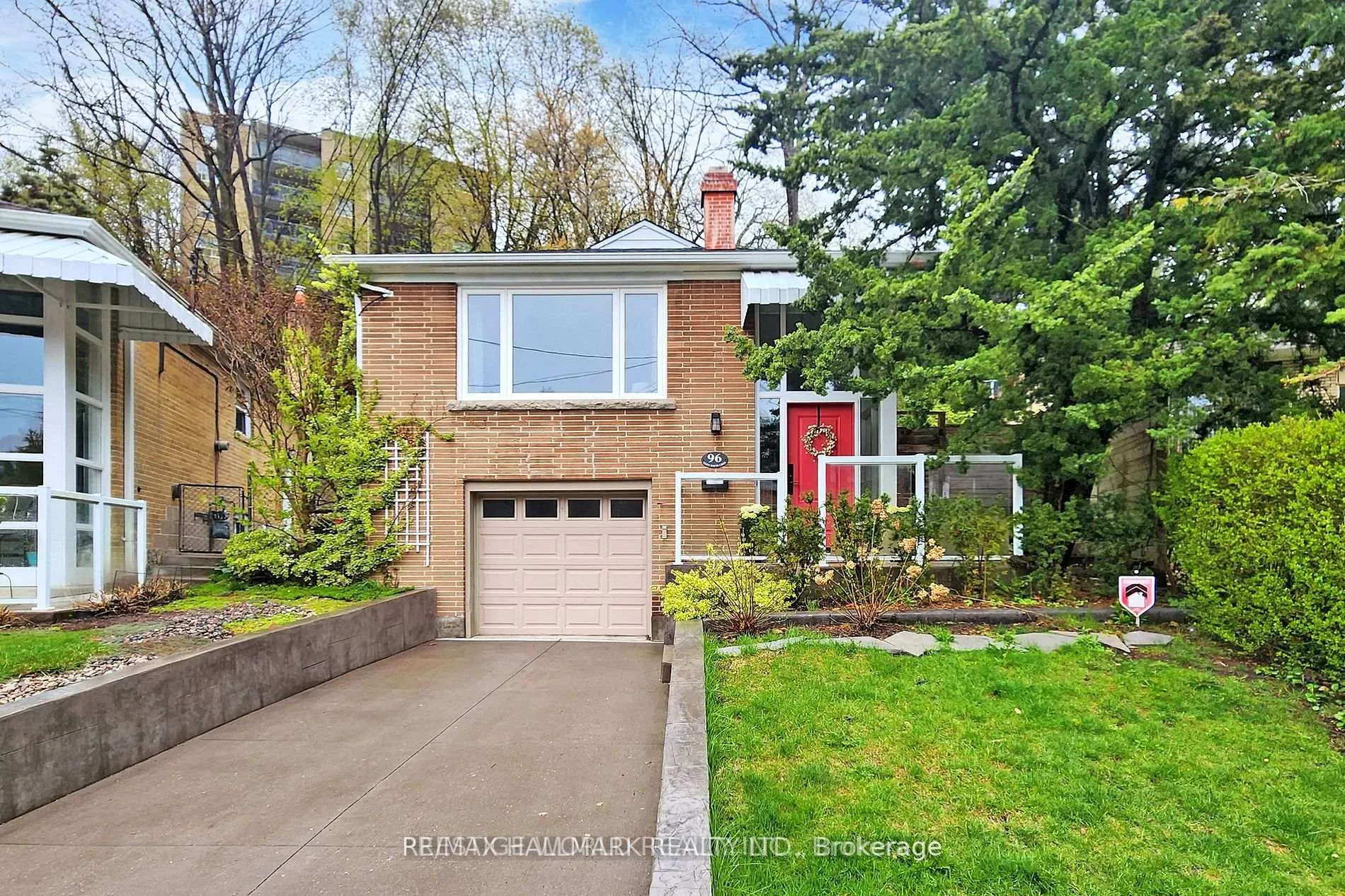 Photo 2 of Unit lower, 96 Glen Davis Crescent, Toronto, East End-Danforth — HOMEH