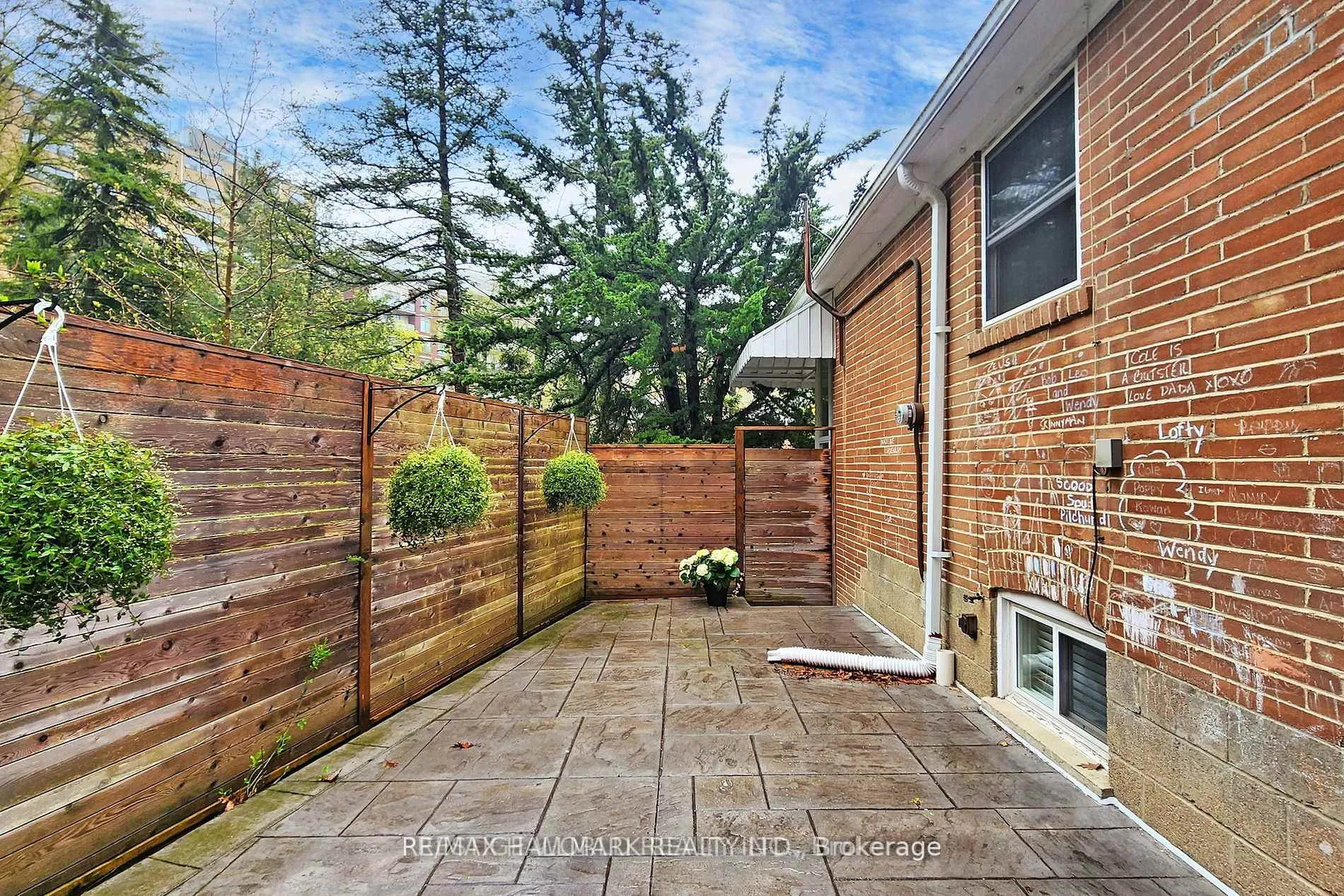 Photo 3 of Unit lower, 96 Glen Davis Crescent, Toronto, East End-Danforth — HOMEH