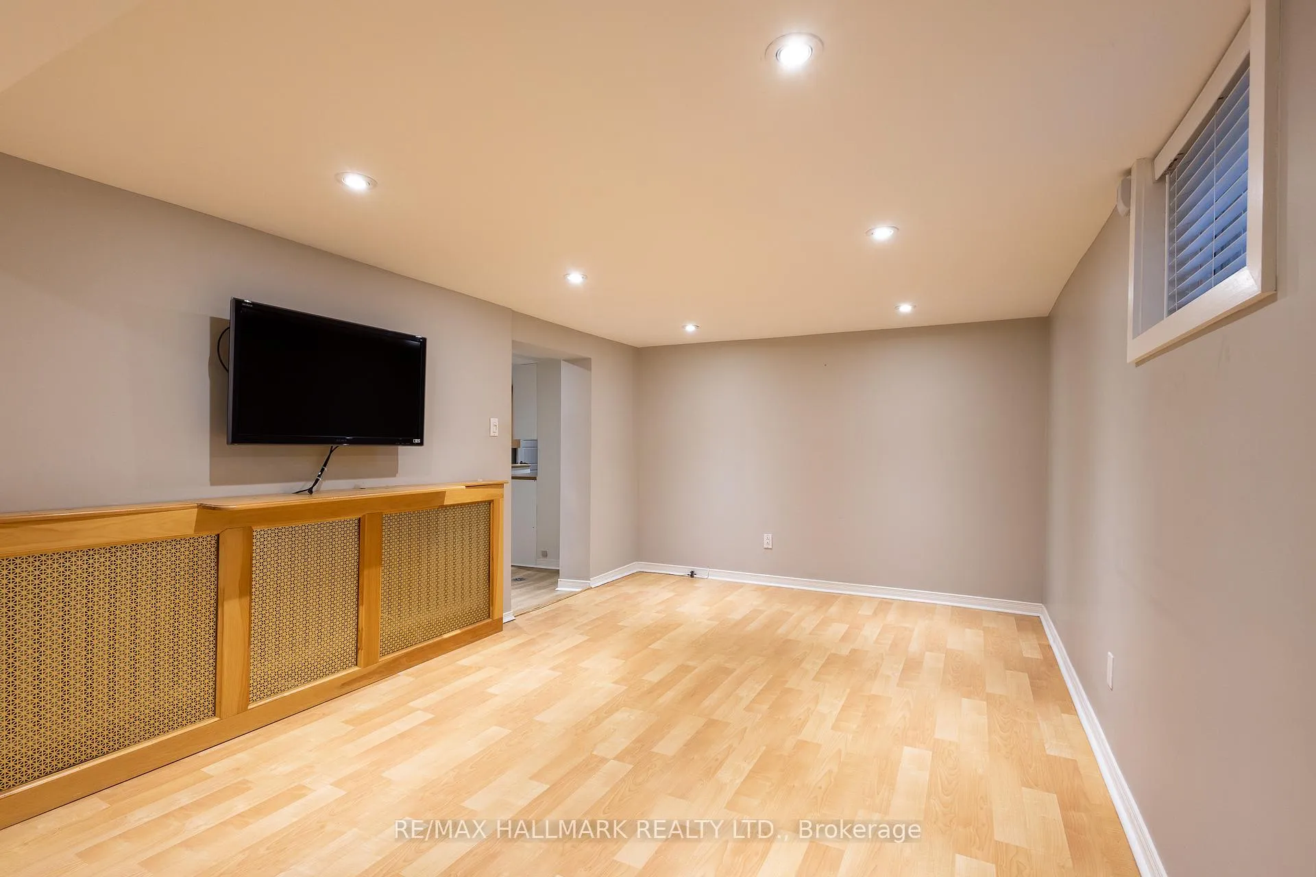 Photo 5 of Unit lower, 96 Glen Davis Crescent, Toronto, East End-Danforth — HOMEH