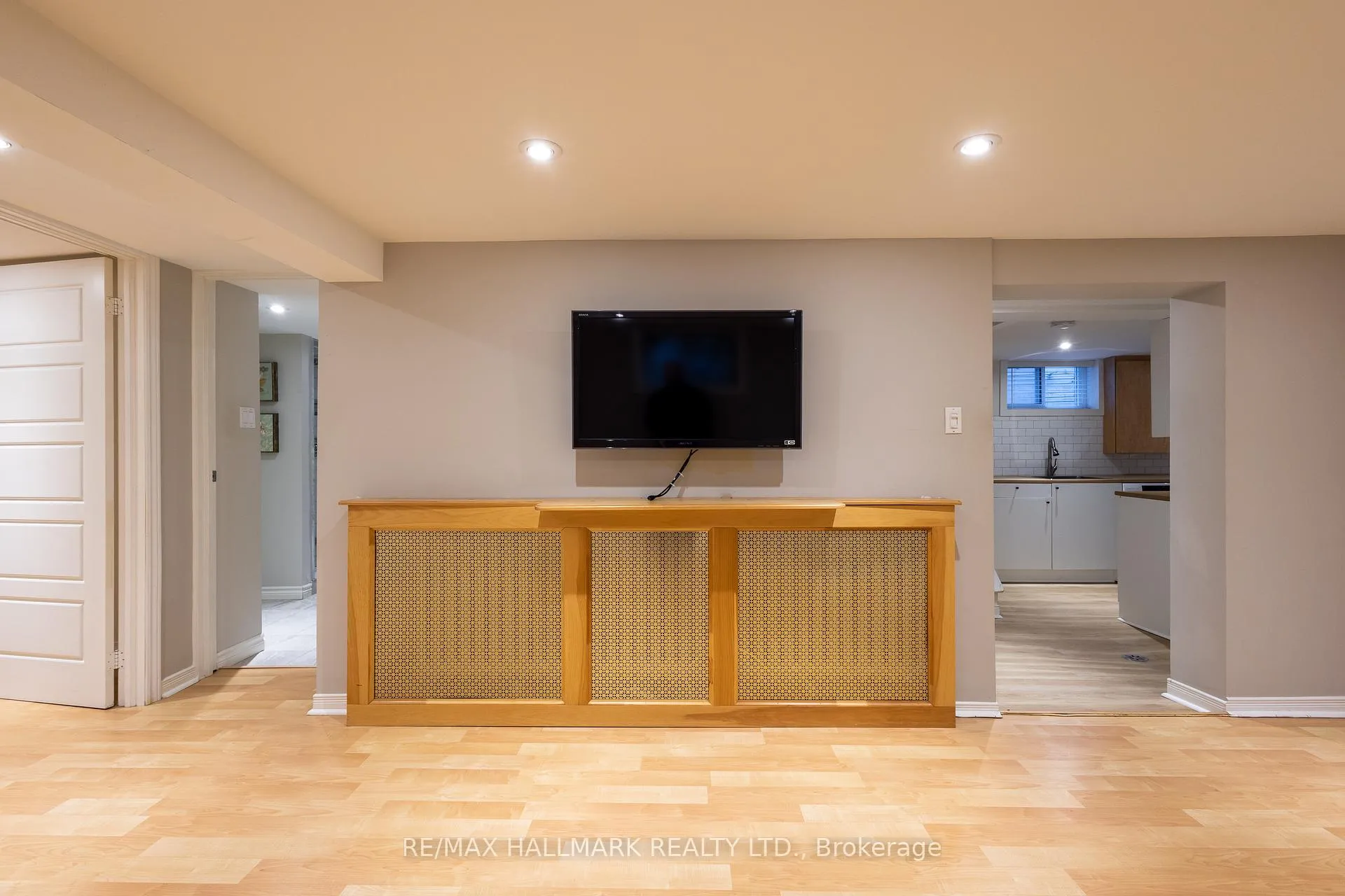 Photo 6 of Unit lower, 96 Glen Davis Crescent, Toronto, East End-Danforth — HOMEH