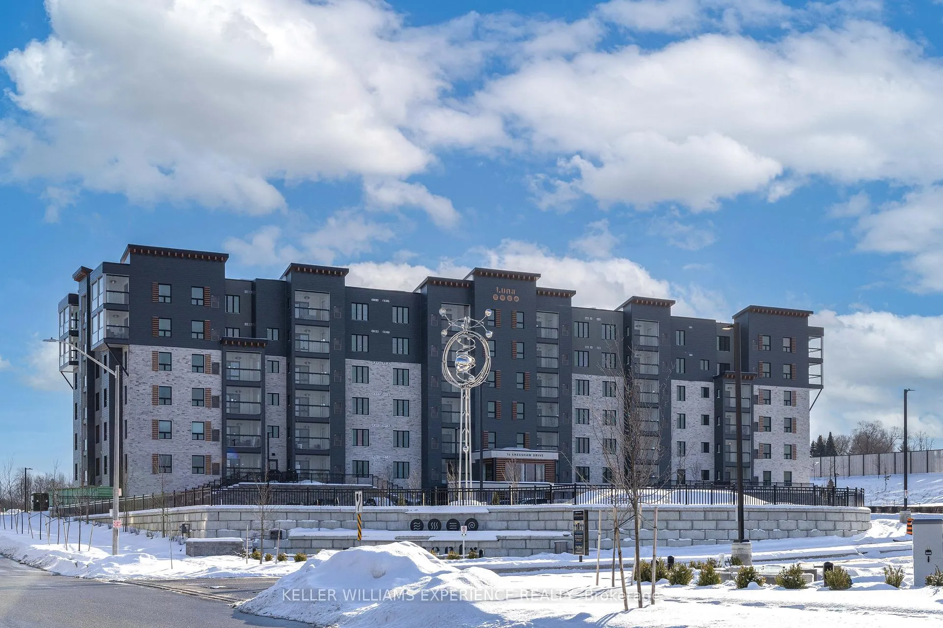 Photo 2 of Unit 305, 15 Kneeshaw Drive, Barrie, Rural Barrie Southeast — HOMEH