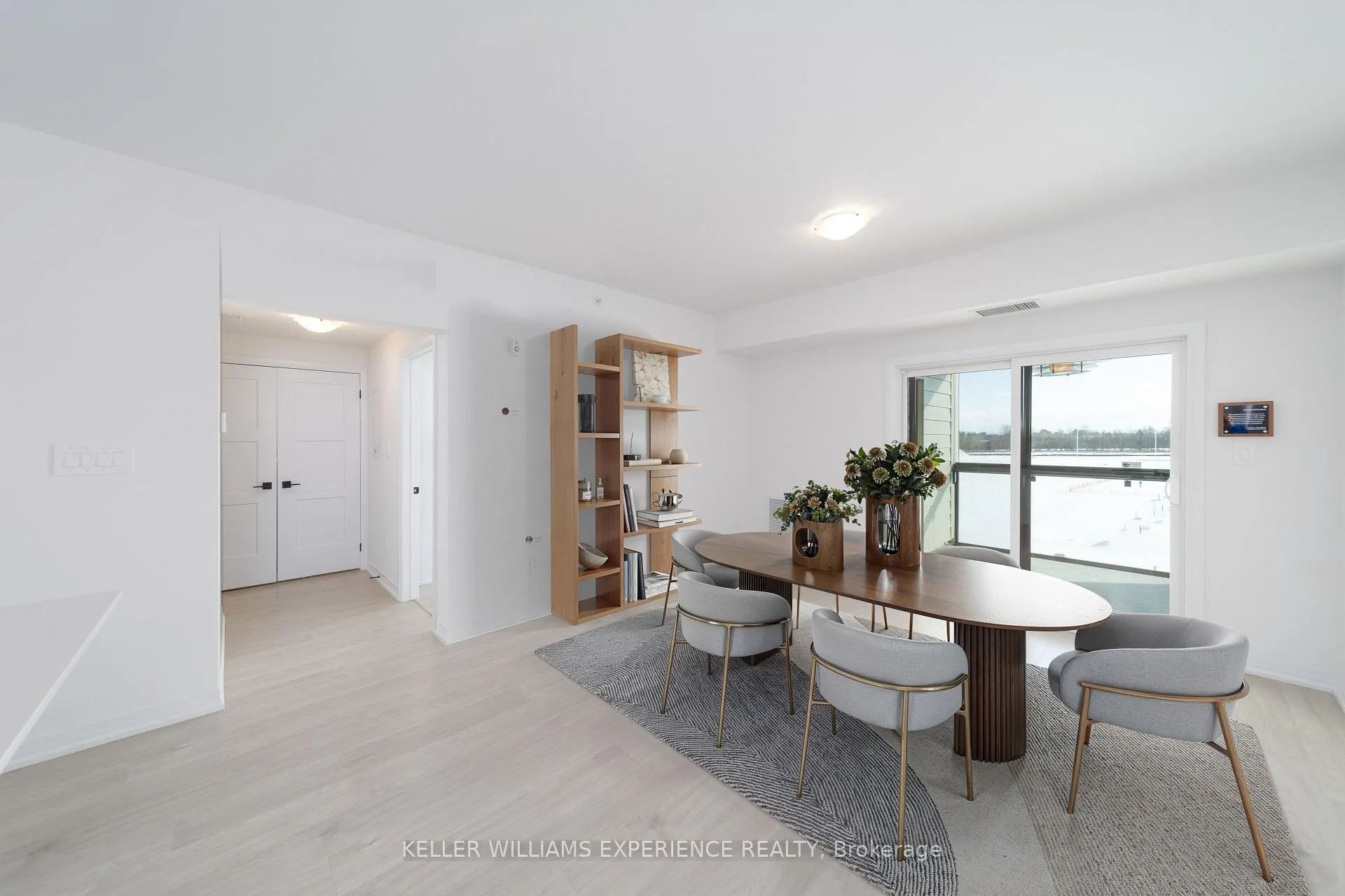 Photo 3 of Unit 305, 15 Kneeshaw Drive, Barrie, Rural Barrie Southeast — HOMEH
