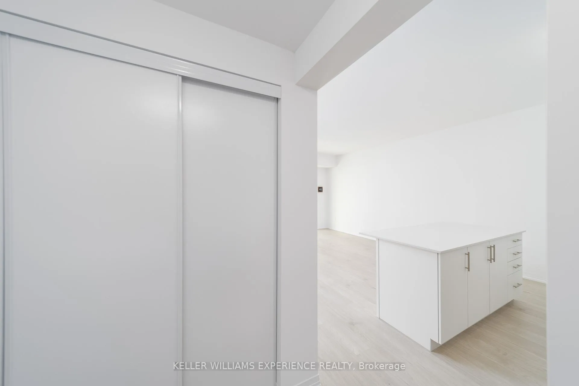Photo 4 of Unit 305, 15 Kneeshaw Drive, Barrie, Rural Barrie Southeast — HOMEH