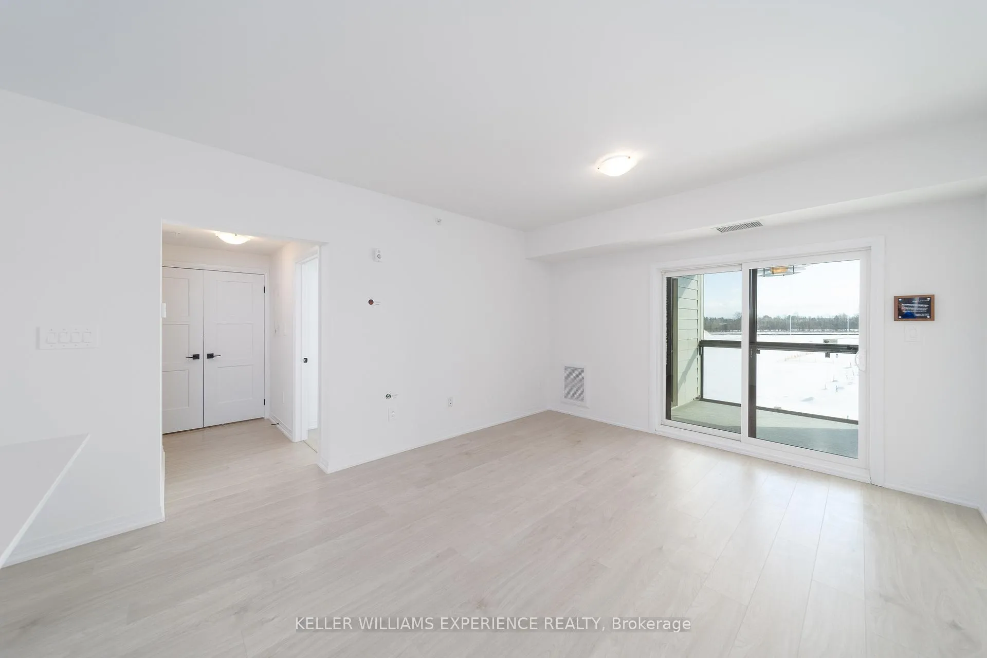 Photo 13 of Unit 305, 15 Kneeshaw Drive, Barrie, Rural Barrie Southeast — HOMEH