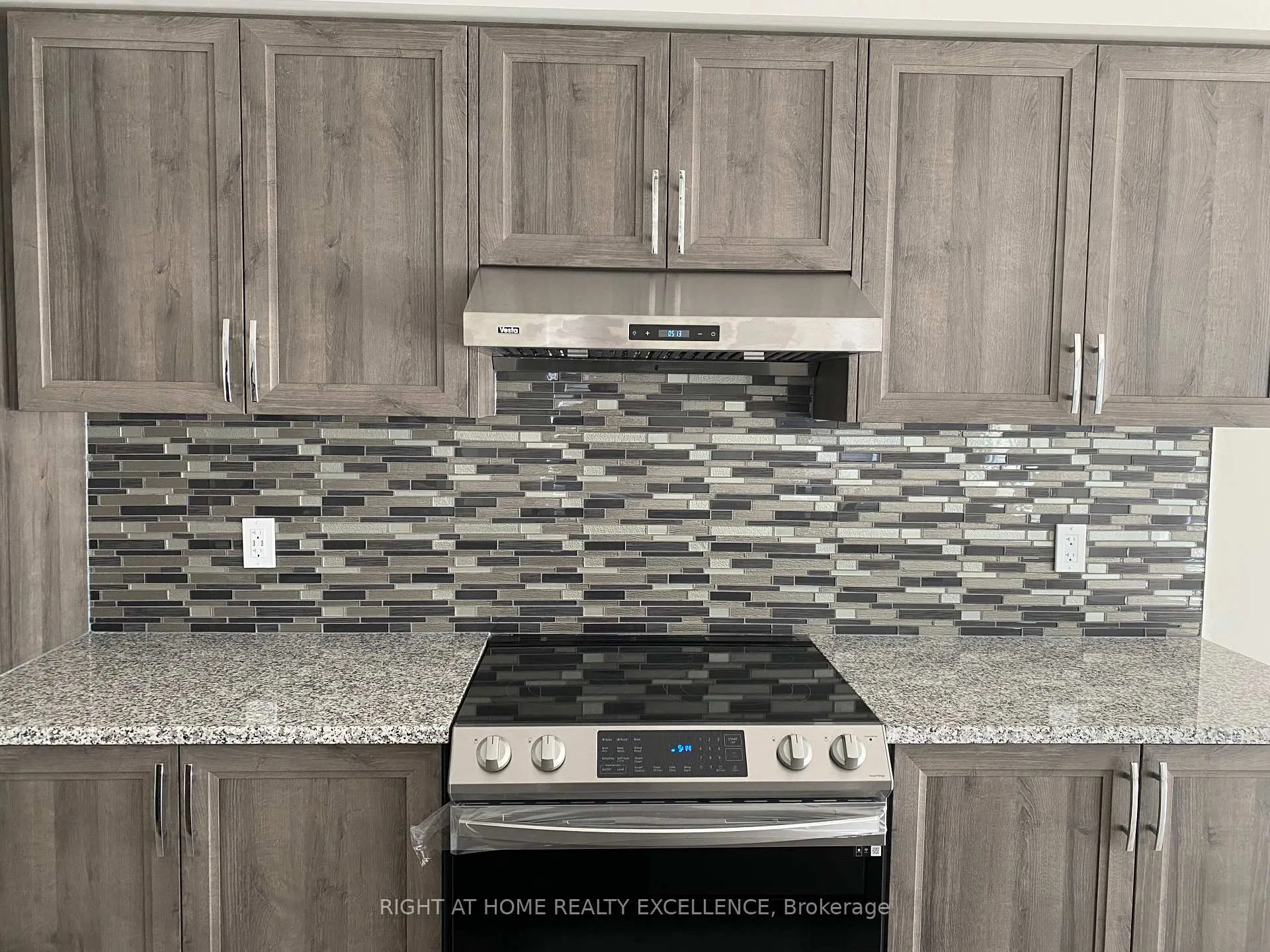 Photo 3 of 82 Progress Crescent, Kitchener — HOMEH