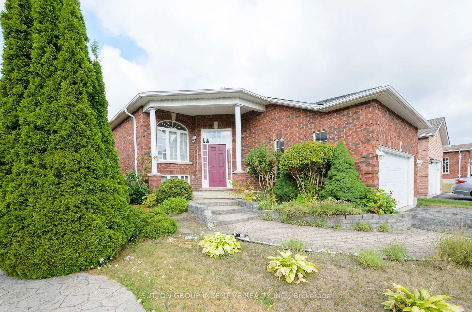 Photo 2 of 6 Brown Wood Drive, Barrie, Little Lake — HOMEH