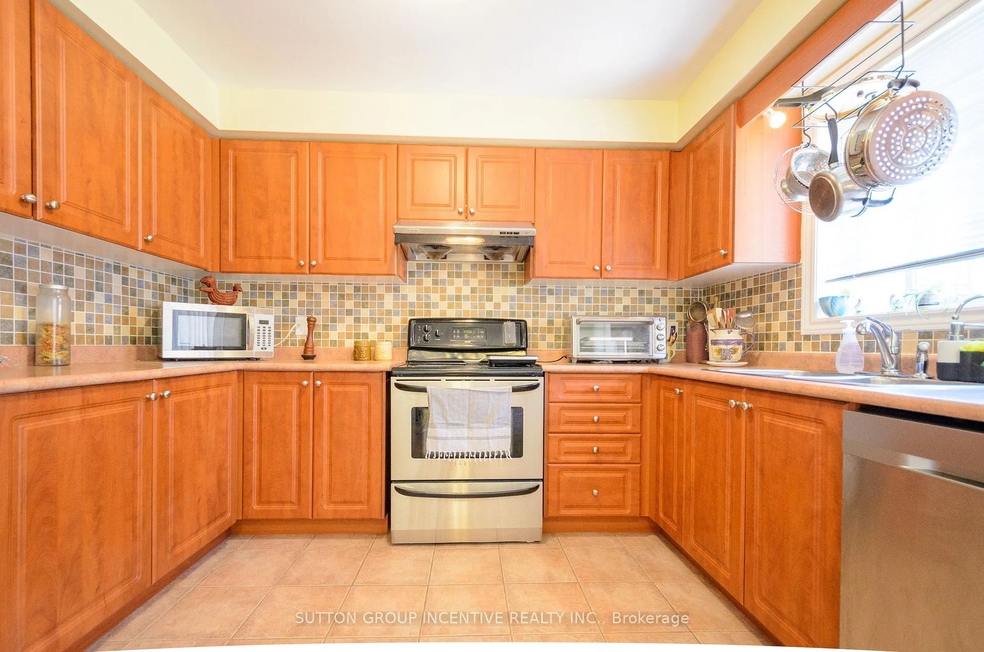 Photo 12 of 6 Brown Wood Drive, Barrie, Little Lake — HOMEH