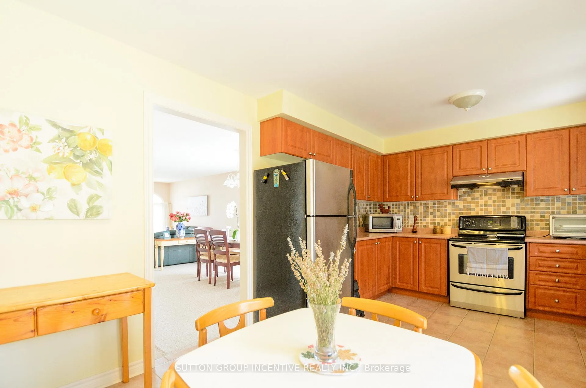 Photo 13 of 6 Brown Wood Drive, Barrie, Little Lake — HOMEH