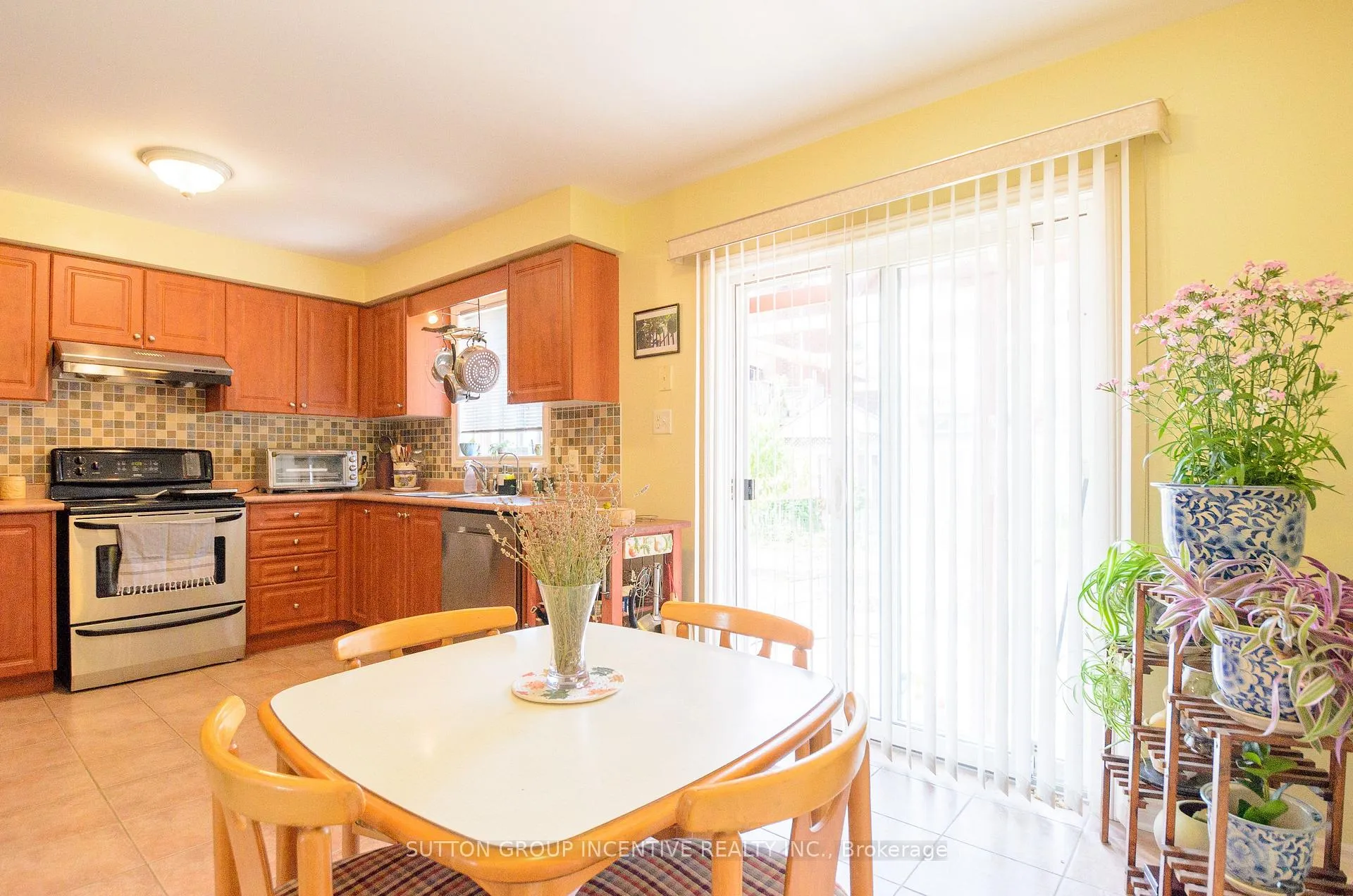 Photo 14 of 6 Brown Wood Drive, Barrie, Little Lake — HOMEH