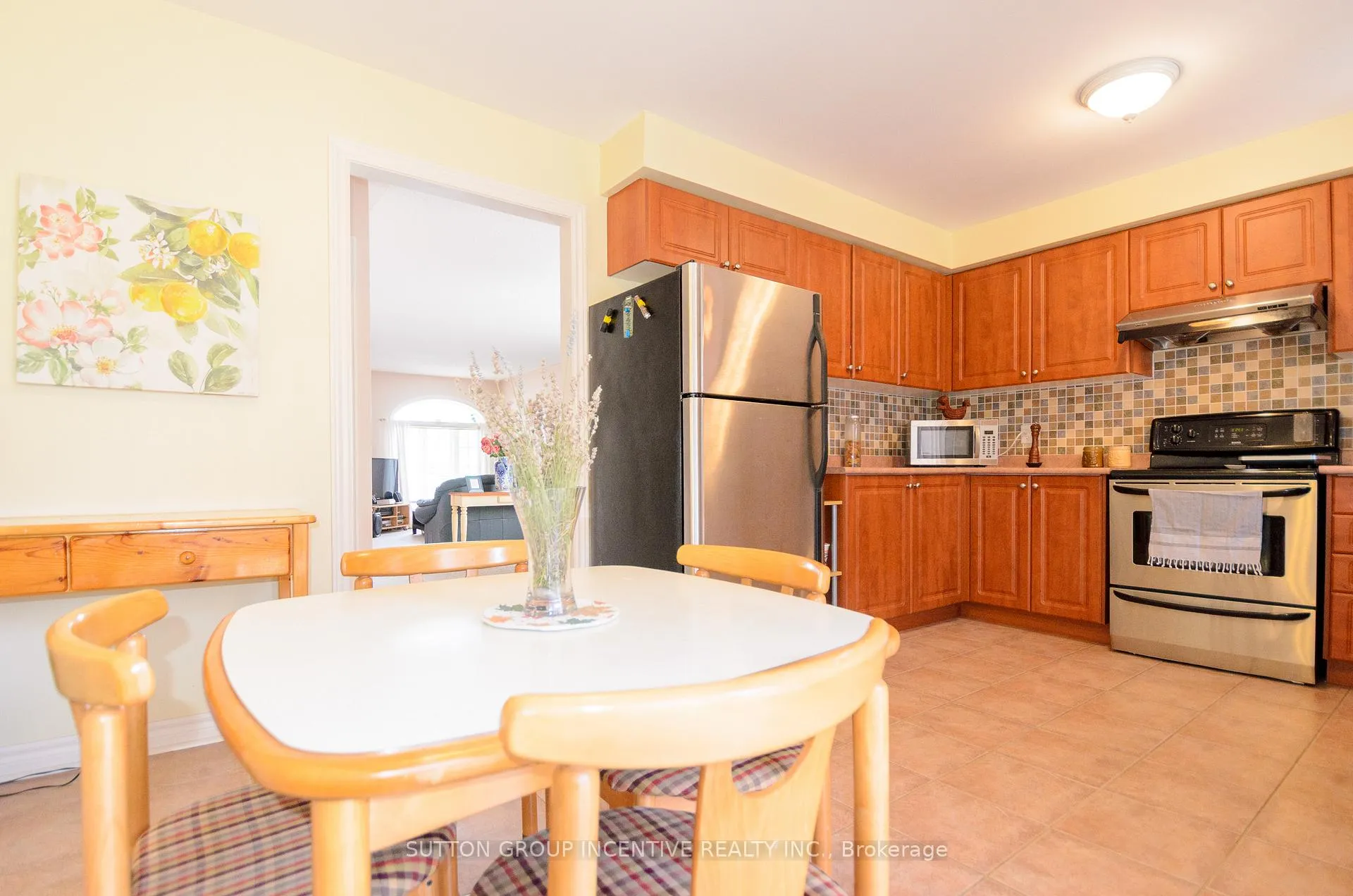 Photo 15 of 6 Brown Wood Drive, Barrie, Little Lake — HOMEH