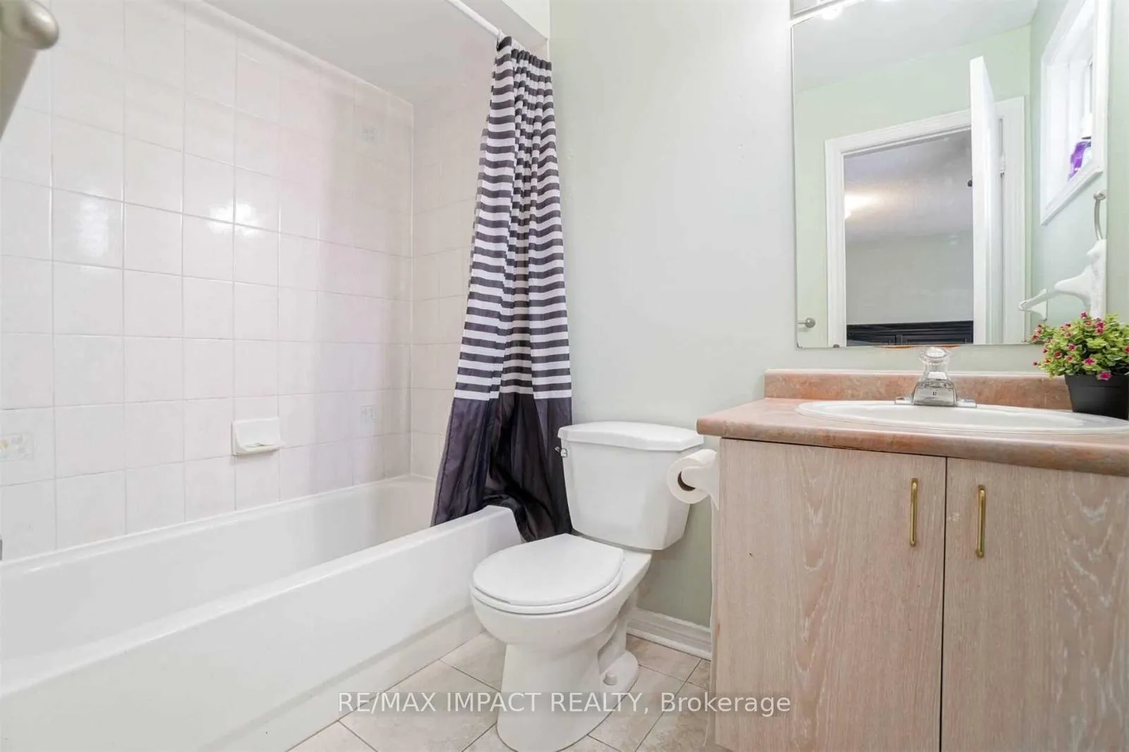 Photo 16 of 38 Lax Avenue, Ajax, Central — HOMEH