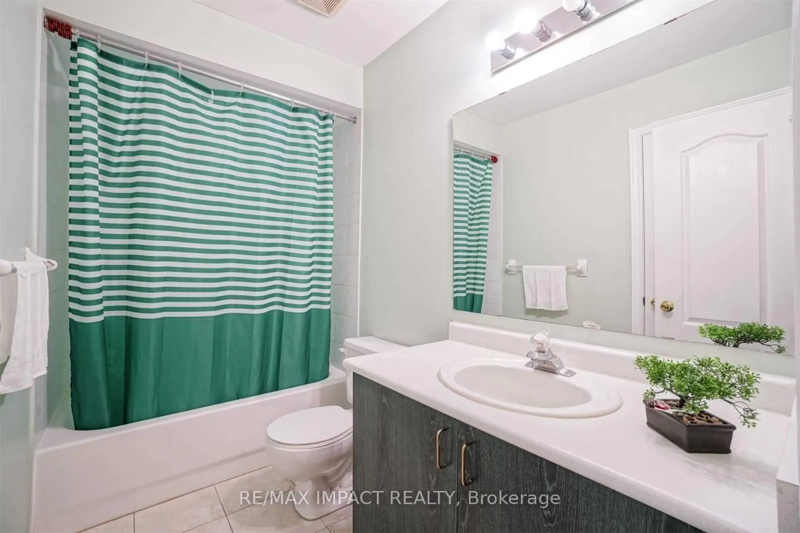 Photo 17 of 38 Lax Avenue, Ajax, Central — HOMEH