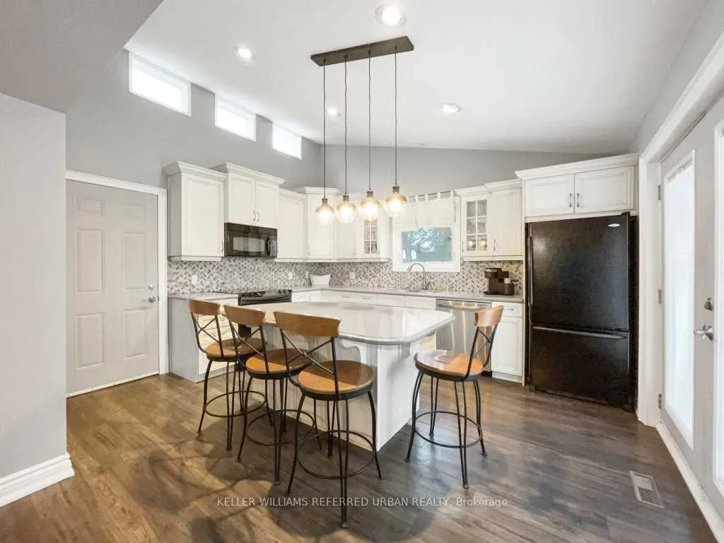 Photo 11 of 406 Lupin Drive, Whitby, Downtown Whitby — HOMEH