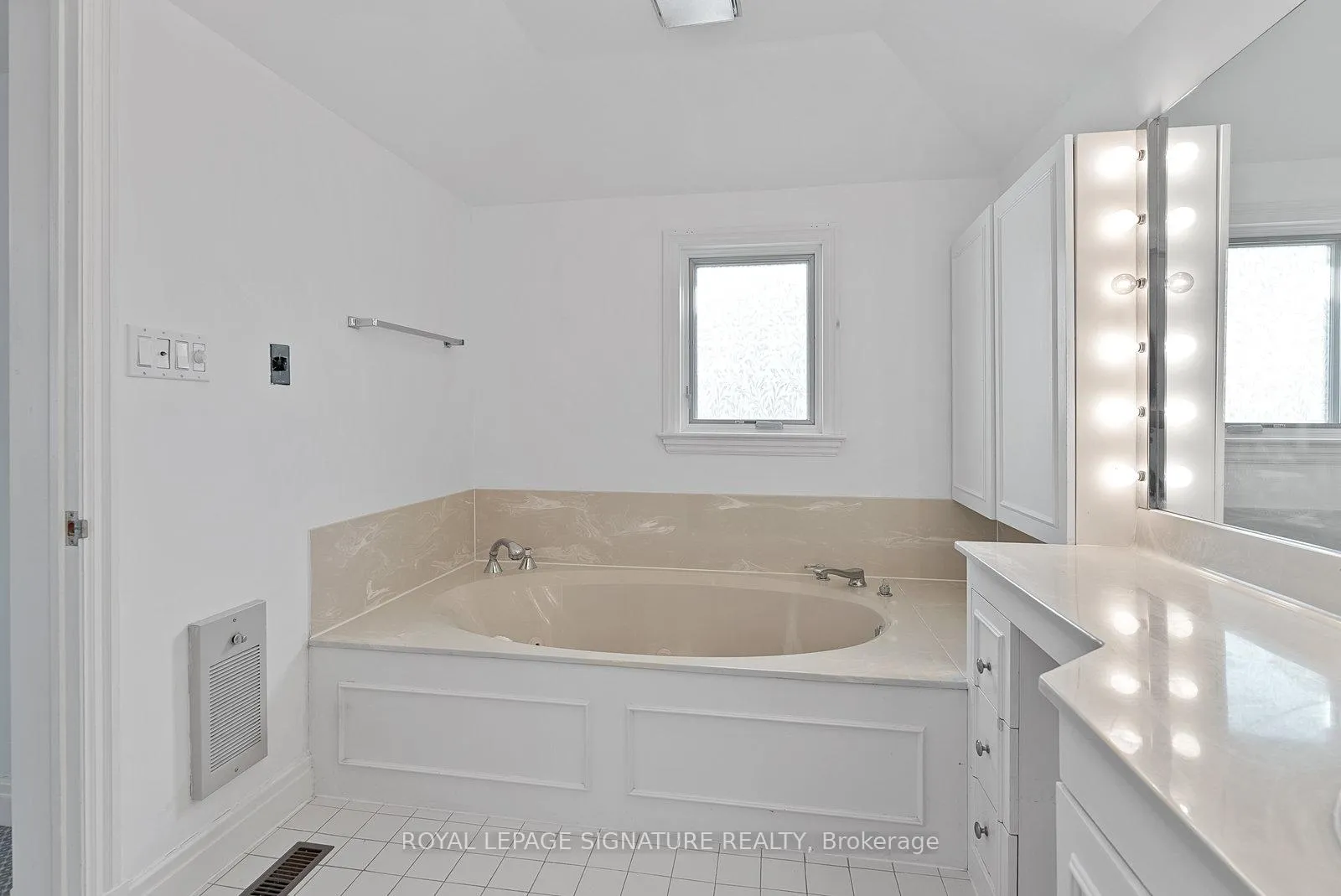 Photo 38 of 56 Mason Boulevard, Toronto, Bedford Park-Nortown — HOMEH