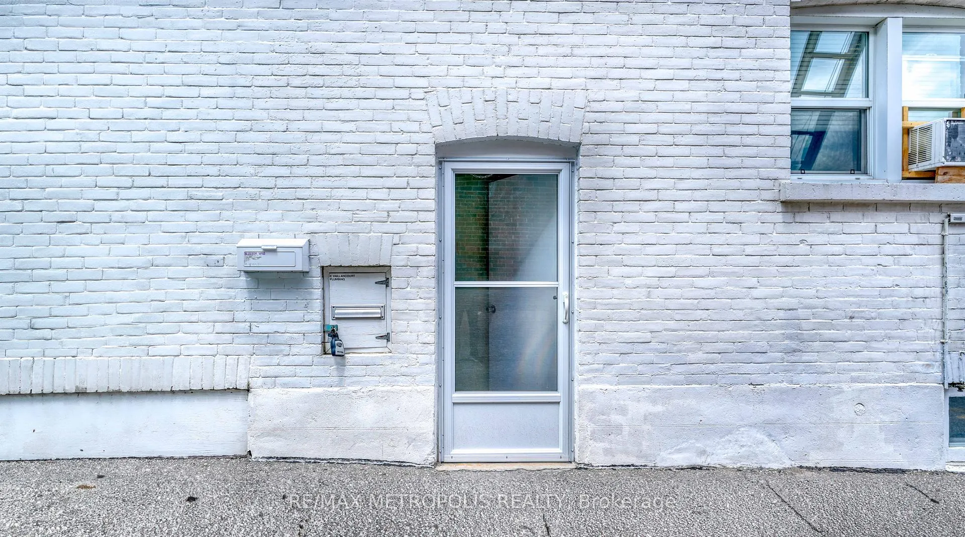Photo 2 of Unit Bsmt, 27 Warren Avenue, Oshawa, McLaughlin — HOMEH