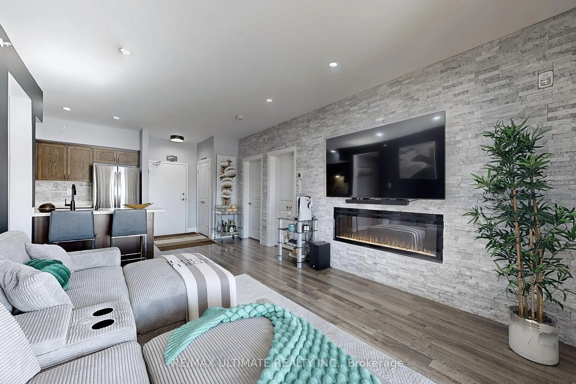 Photo 3 of Unit 406, 299 Cundles Road E, Barrie, Cundles East — HOMEH