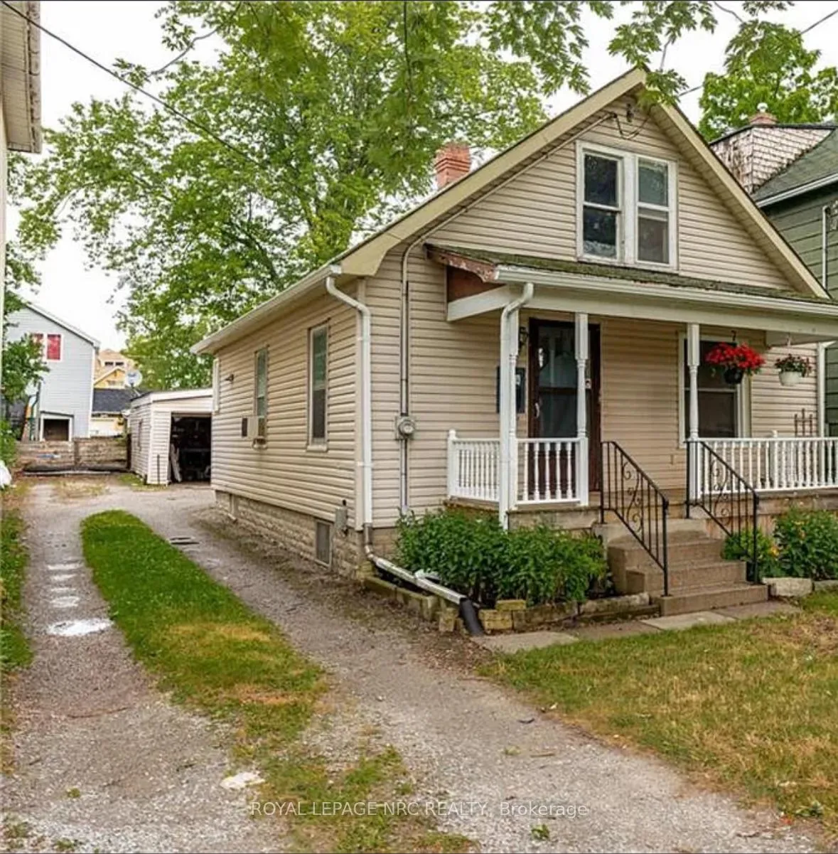 Photo 2 of 154 Maple Avenue N, Welland, N. Welland — HOMEH