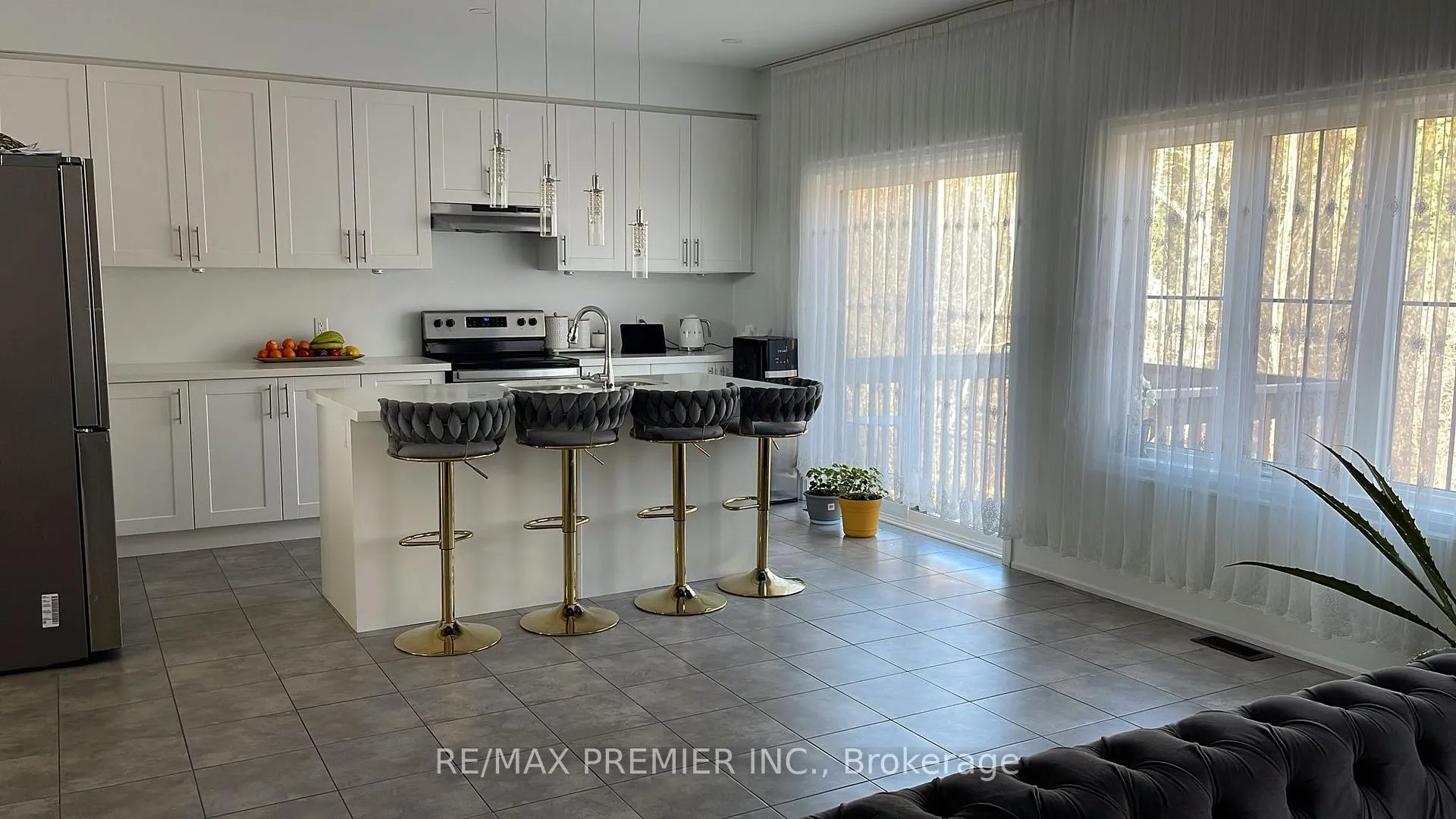 Photo 4 of 43 Crombie Street, Clarington, Bowmanville — HOMEH