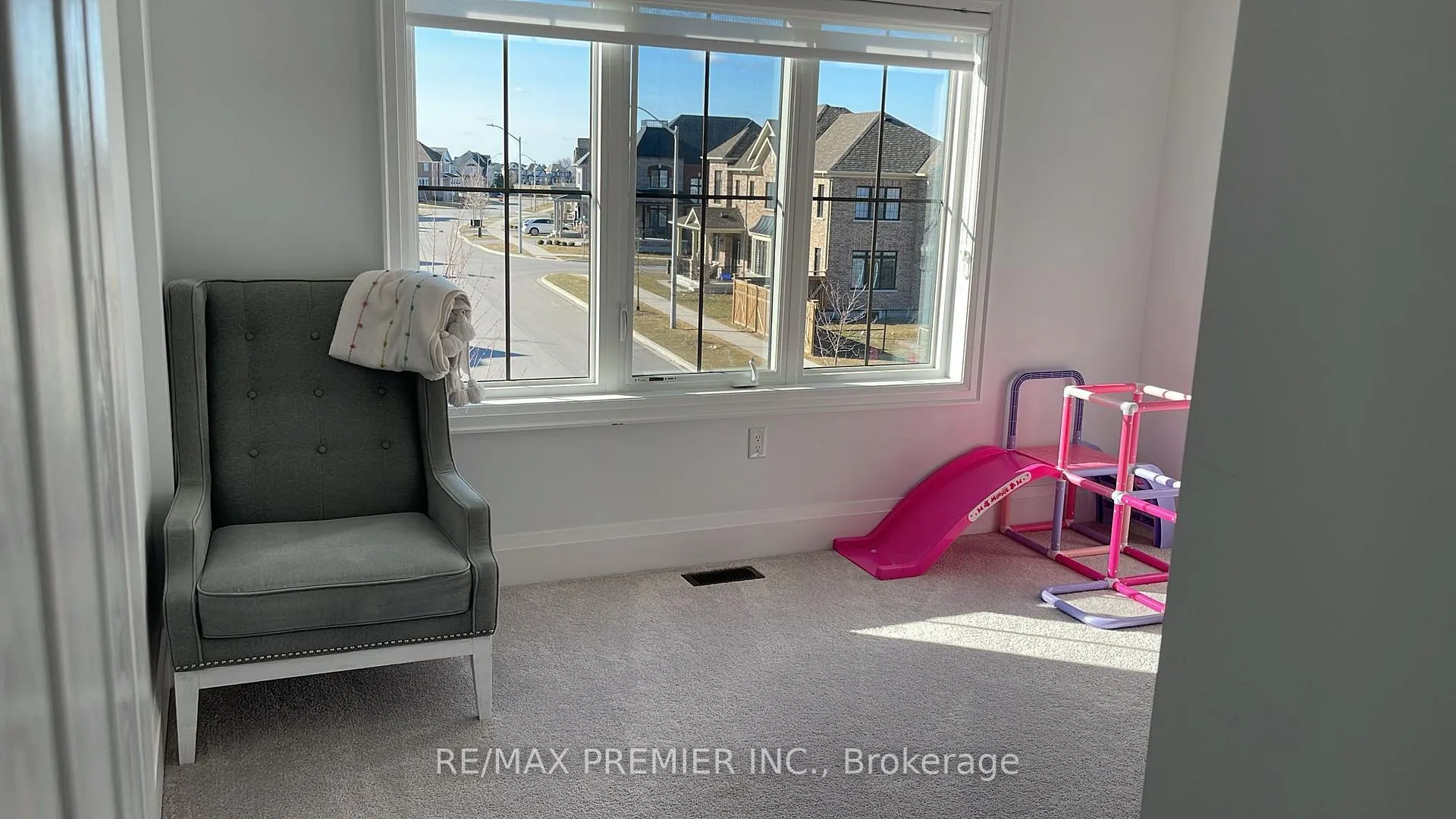 Photo 9 of 43 Crombie Street, Clarington, Bowmanville — HOMEH