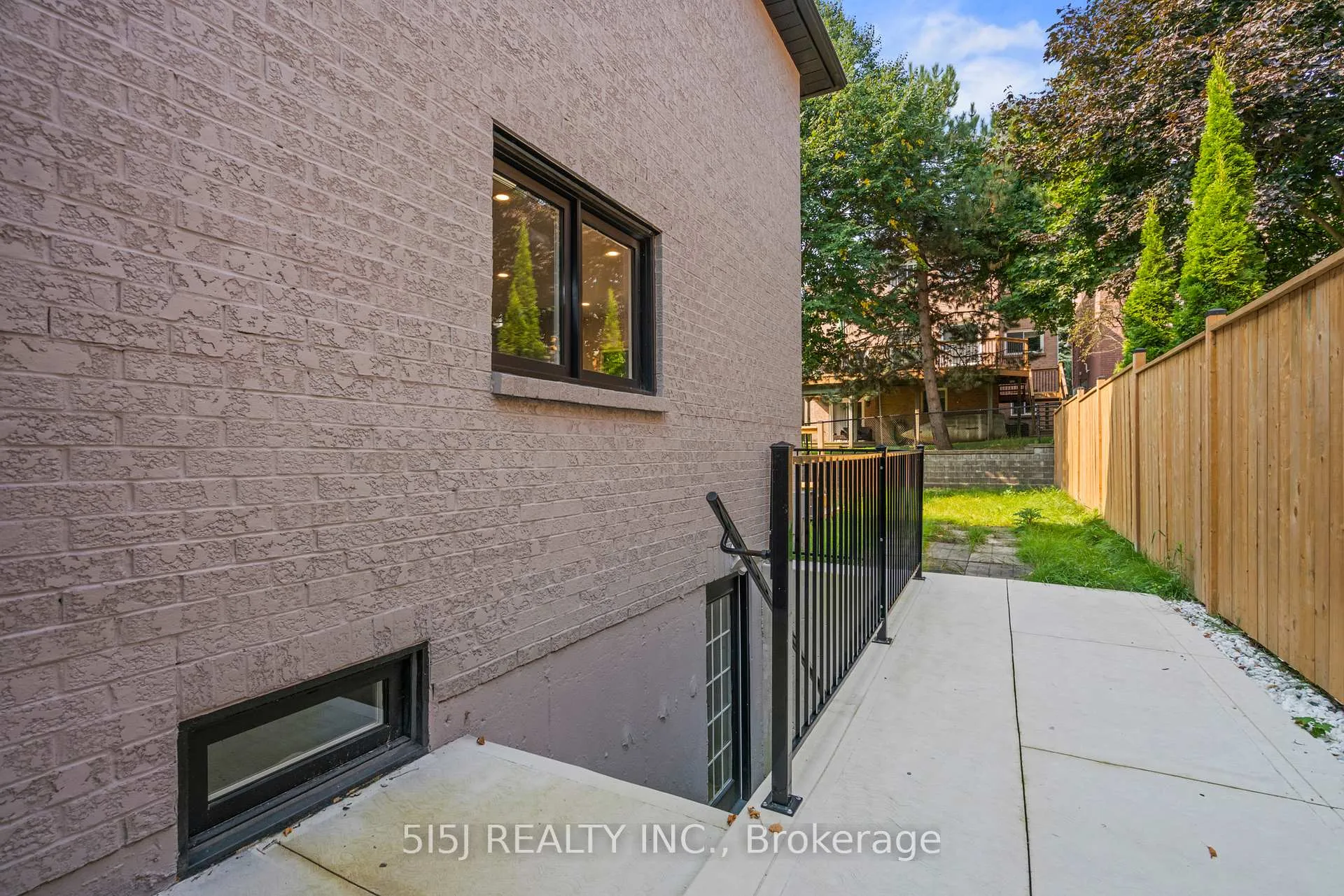Photo 3 of 61 Crawford Rose Drive, Aurora, Aurora Heights — HOMEH