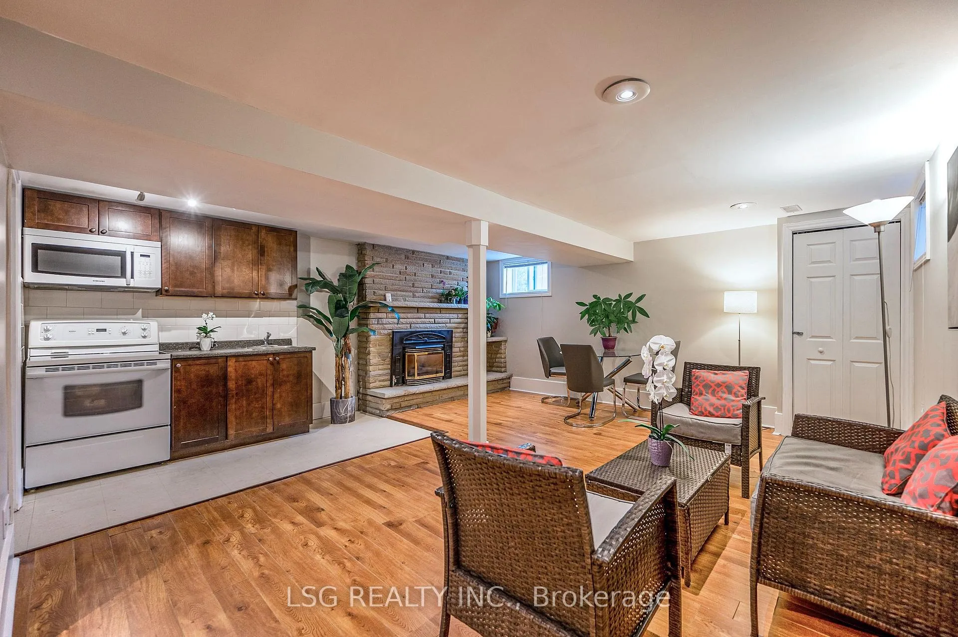 Front of Unit Lower, 182 Lawrence Avenue W
