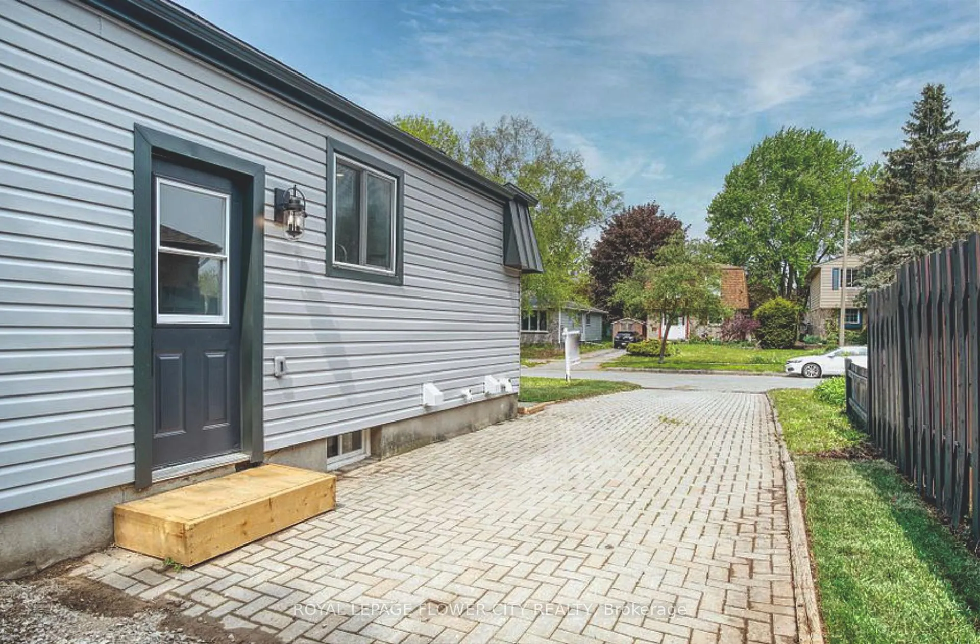 Photo 2 of 327 Concordia Crescent, Waterloo — HOMEH
