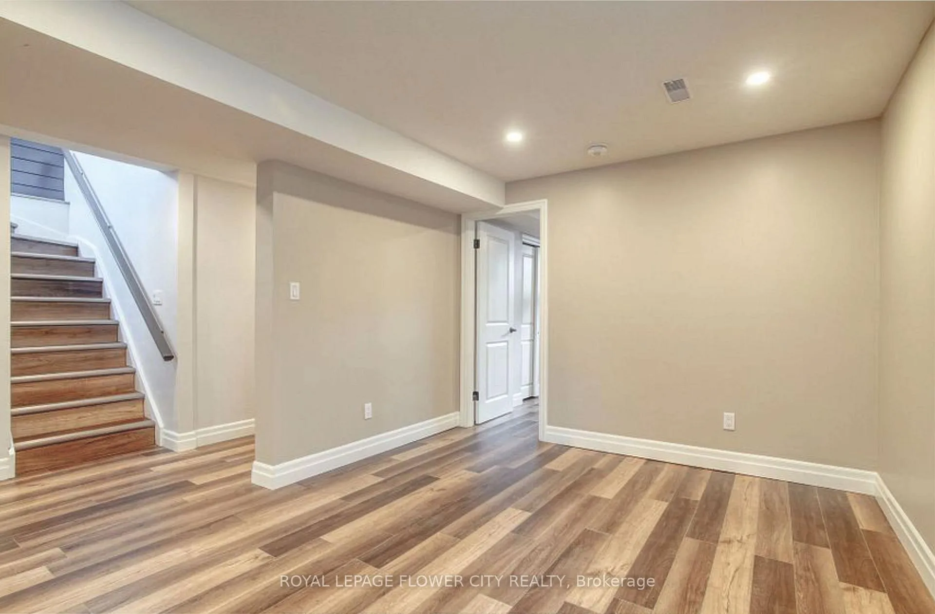 Photo 3 of 327 Concordia Crescent, Waterloo — HOMEH