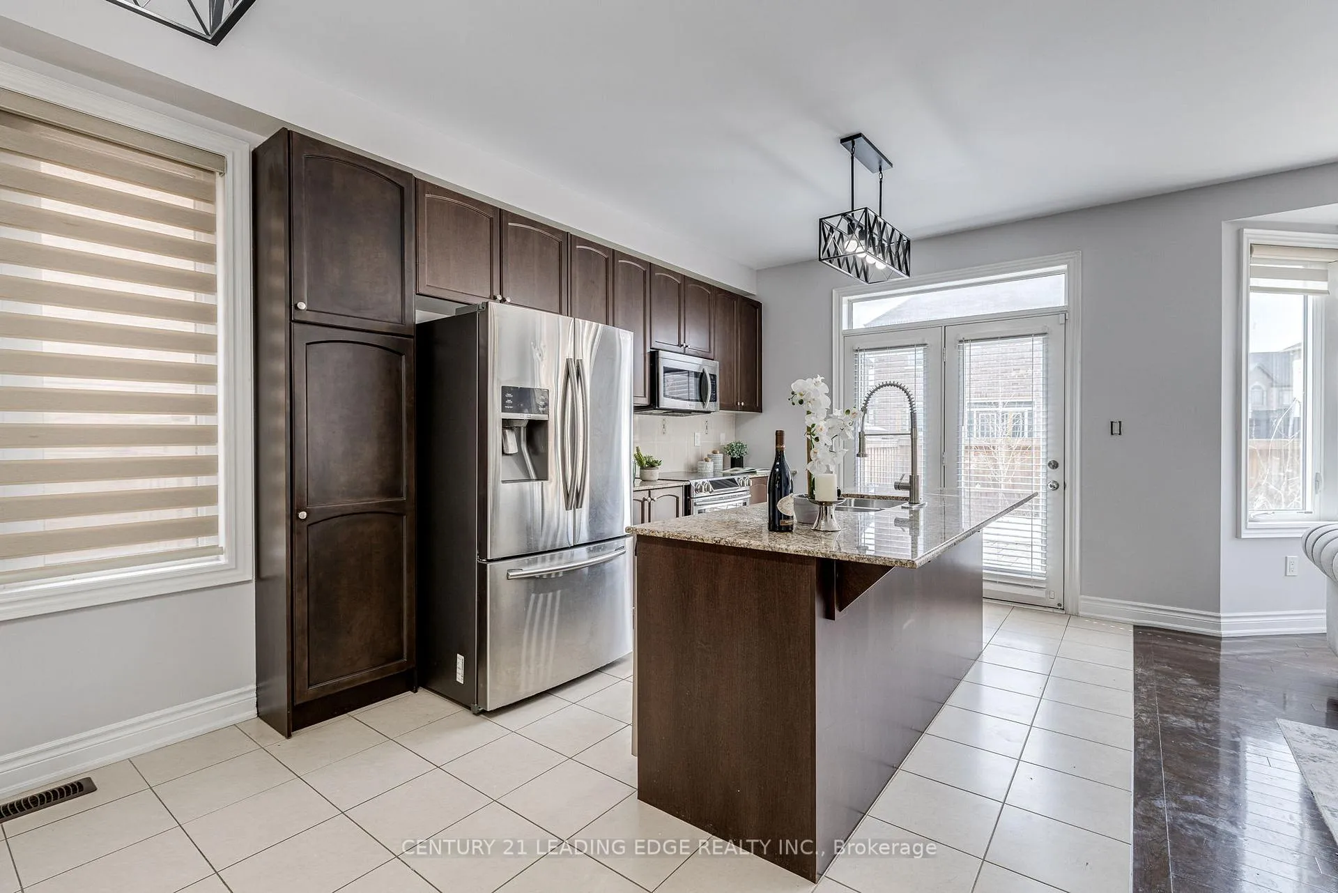Photo 5 of 102 Mactier Drive, Vaughan, Kleinburg — HOMEH