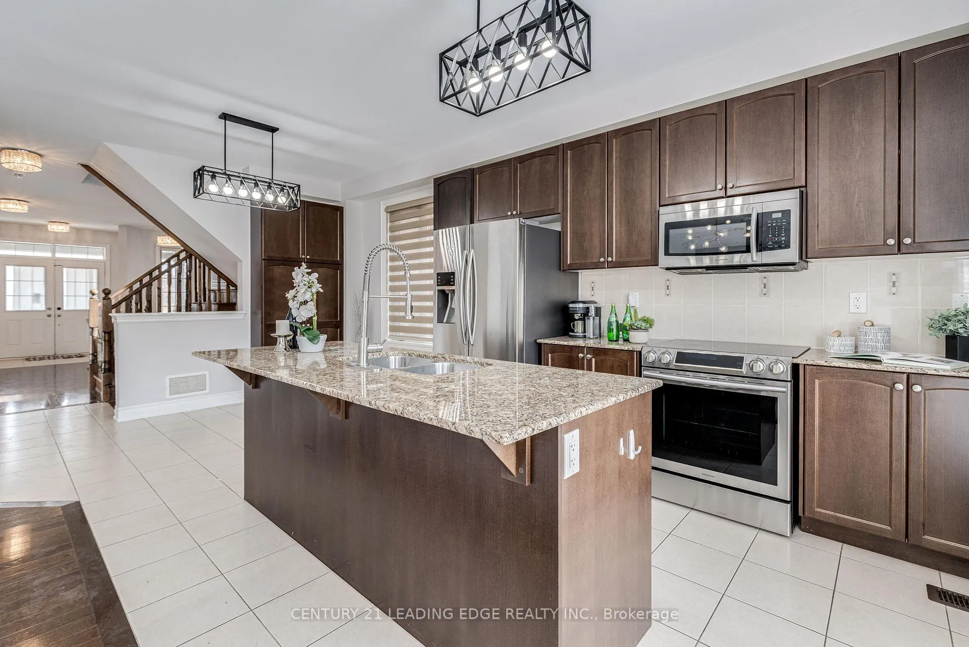 Photo 8 of 102 Mactier Drive, Vaughan, Kleinburg — HOMEH