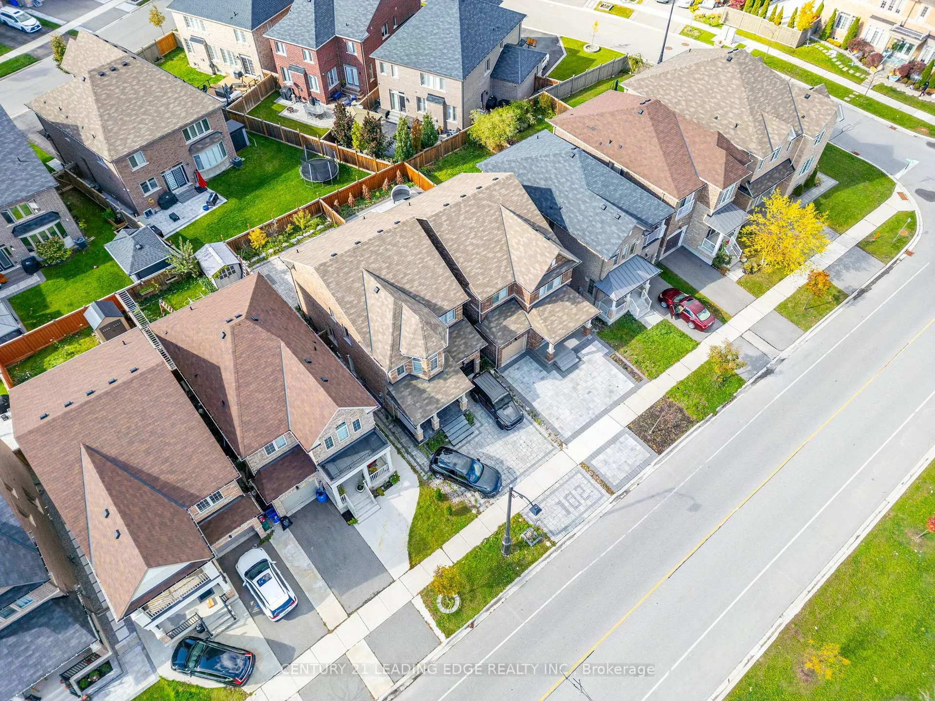 Photo 42 of 102 Mactier Drive, Vaughan, Kleinburg — HOMEH