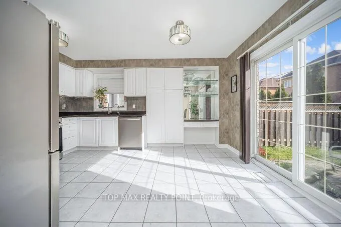 Photo 14 of 38 Hillpath Crescent, Brampton, Snelgrove — HOMEH