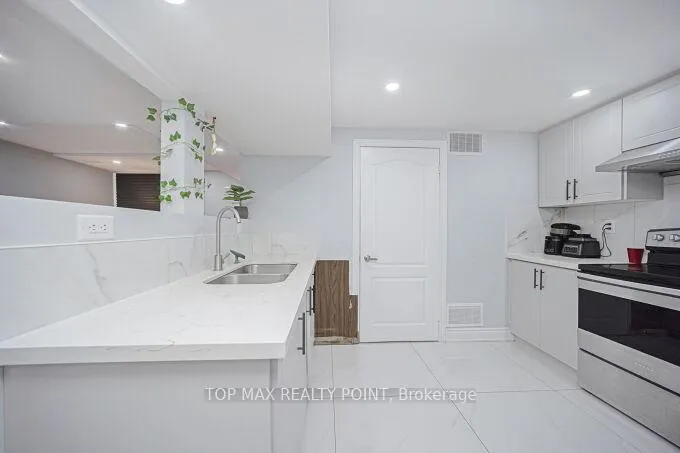 Photo 36 of 38 Hillpath Crescent, Brampton, Snelgrove — HOMEH