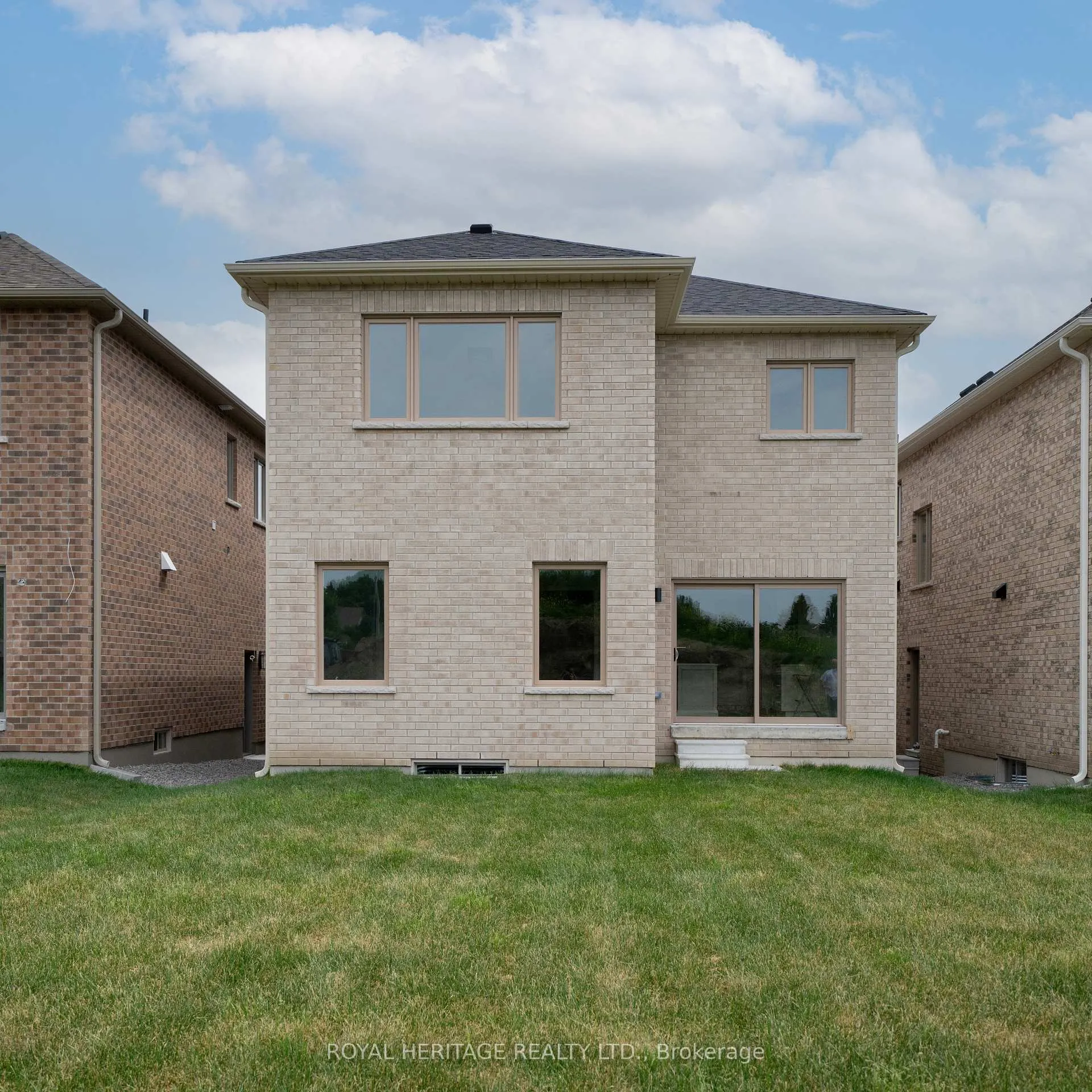 Photo 4 of 42 St Augustine Drive, Whitby, Brooklin — HOMEH